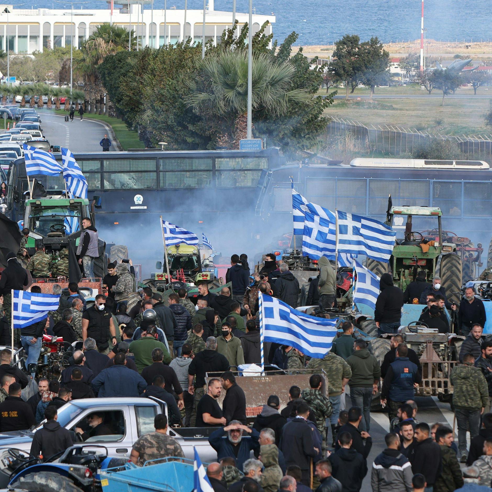Image - Bald auch wieder in Deutschland? Tränengas und umgestürzte Polizeiautos bei Bauernprotesten auf Kreta