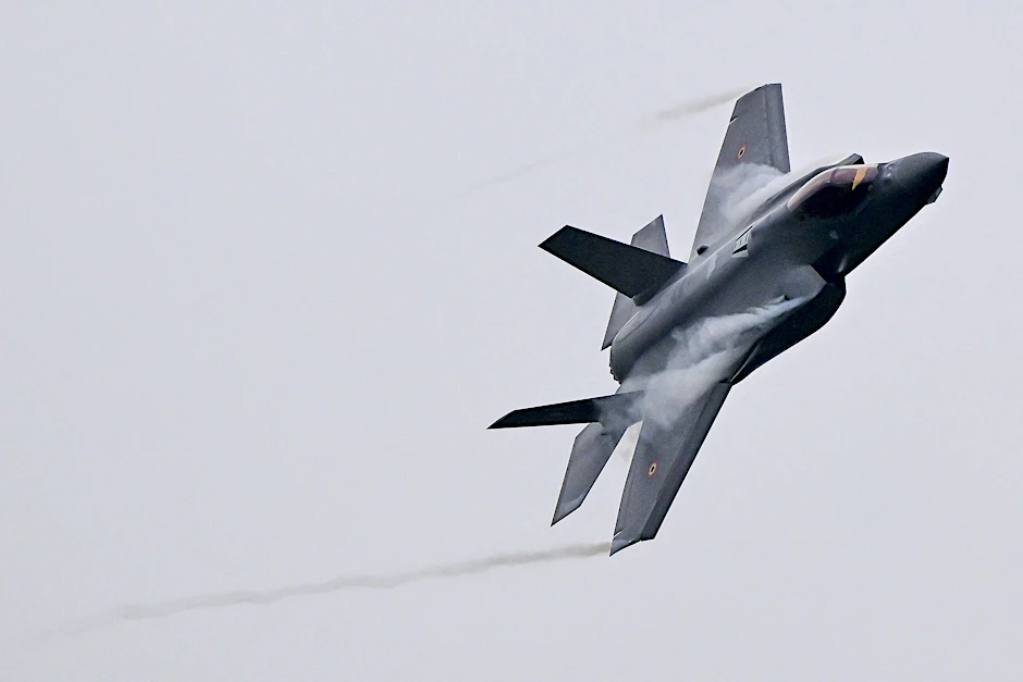 Ein F-35 Fighter in der Luft. Weitere Kampfjets dieser Art sollen an der US-Mission „Southern Spear“ teilnehmen.