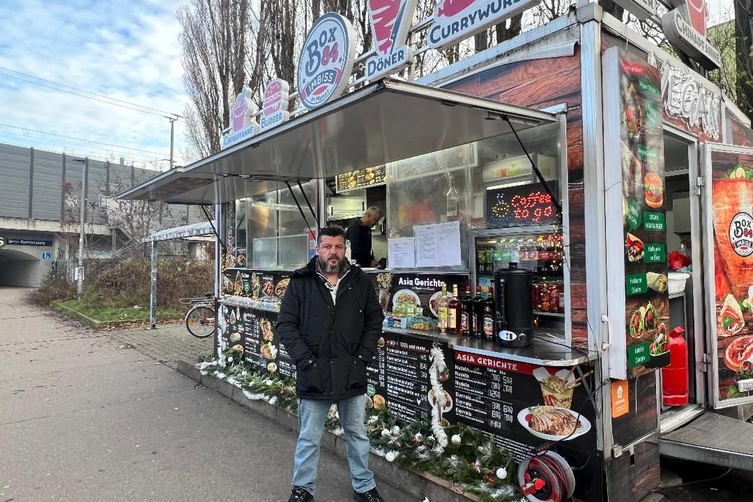 Murat Karaca vor seinem Imbiss am S-Bahnhof Rummelsburg.