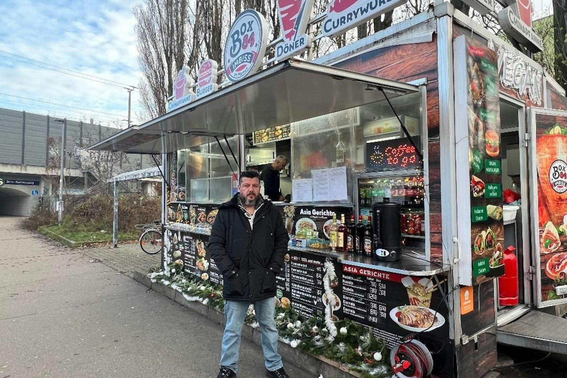 Murat Karaca vor seinem Imbiss am S-Bahnhof Rummelsburg.