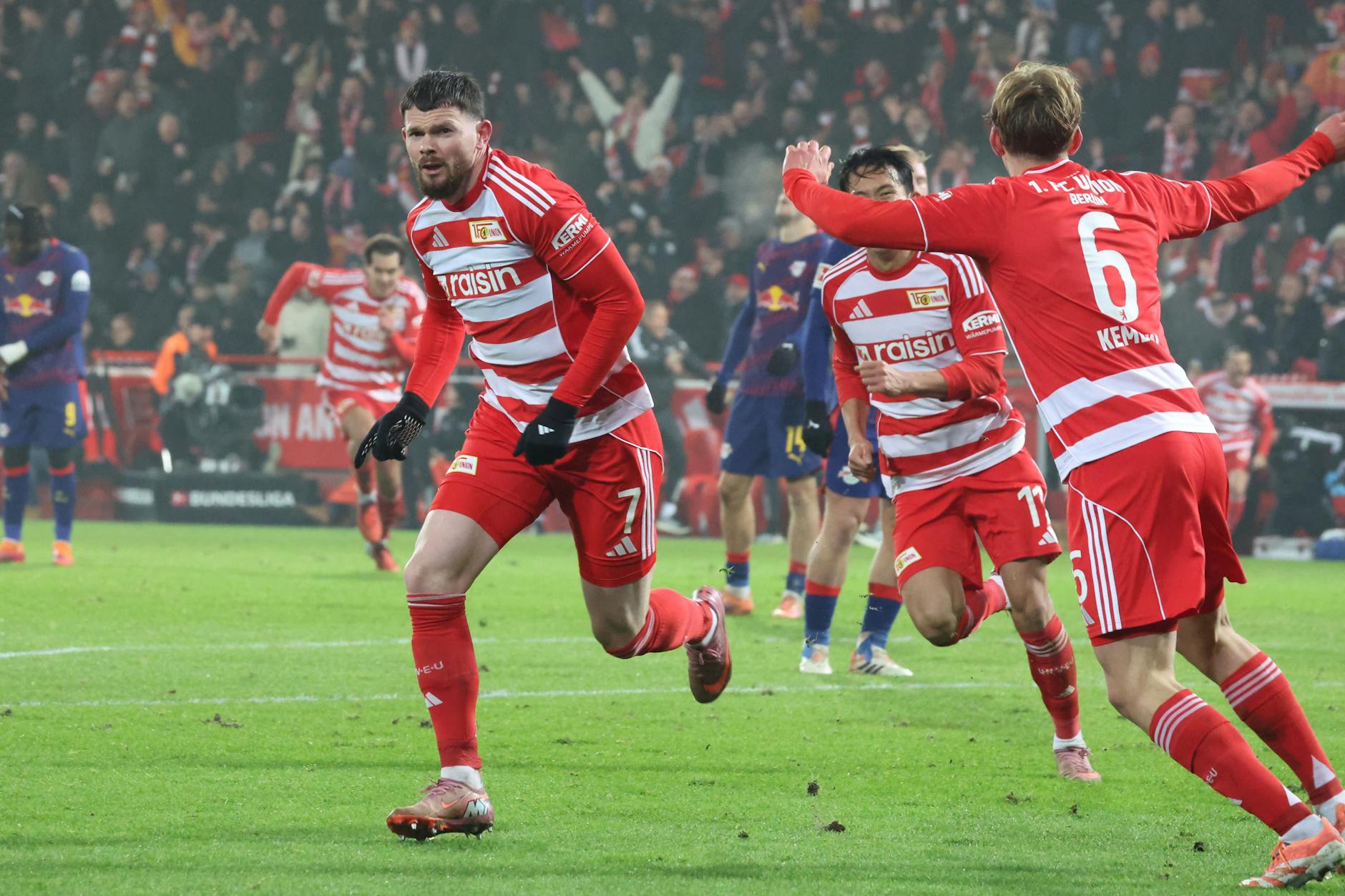 Oliver Burke (l.) dreht jubelnd ab. Gerade hat er den Führungstreffer für den 1. FC Union Berlin gegen Leipzig erzielt.