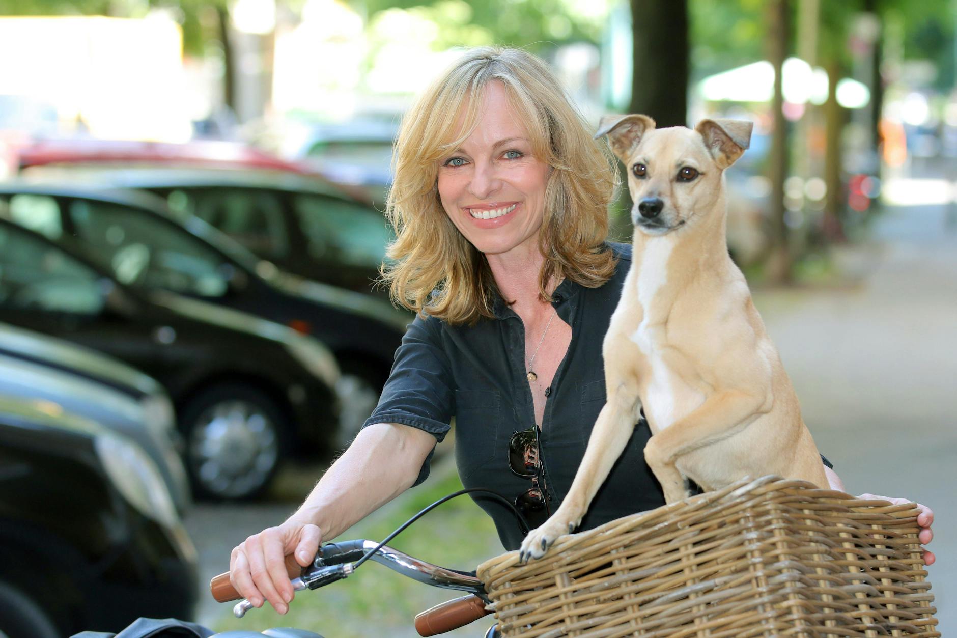 Moderatorin Bettina Rust mit ihrem Hund Elly in „Stadt, Rad, Hund“, 2015