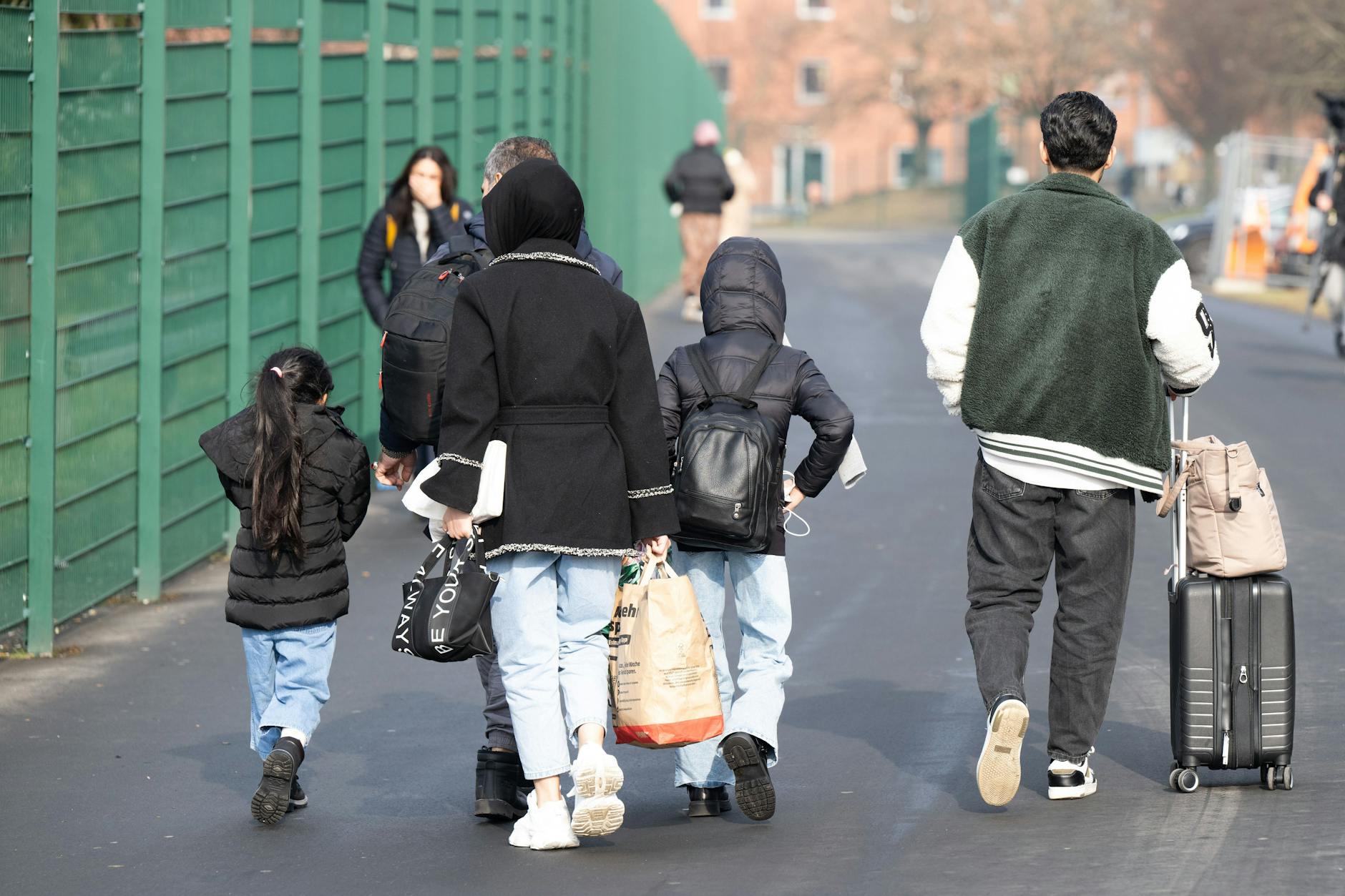 Obwohl die Zahl der Geflüchteten in Berlin sinkt, steigen die Kosten für die Unterbringung der Menschen.