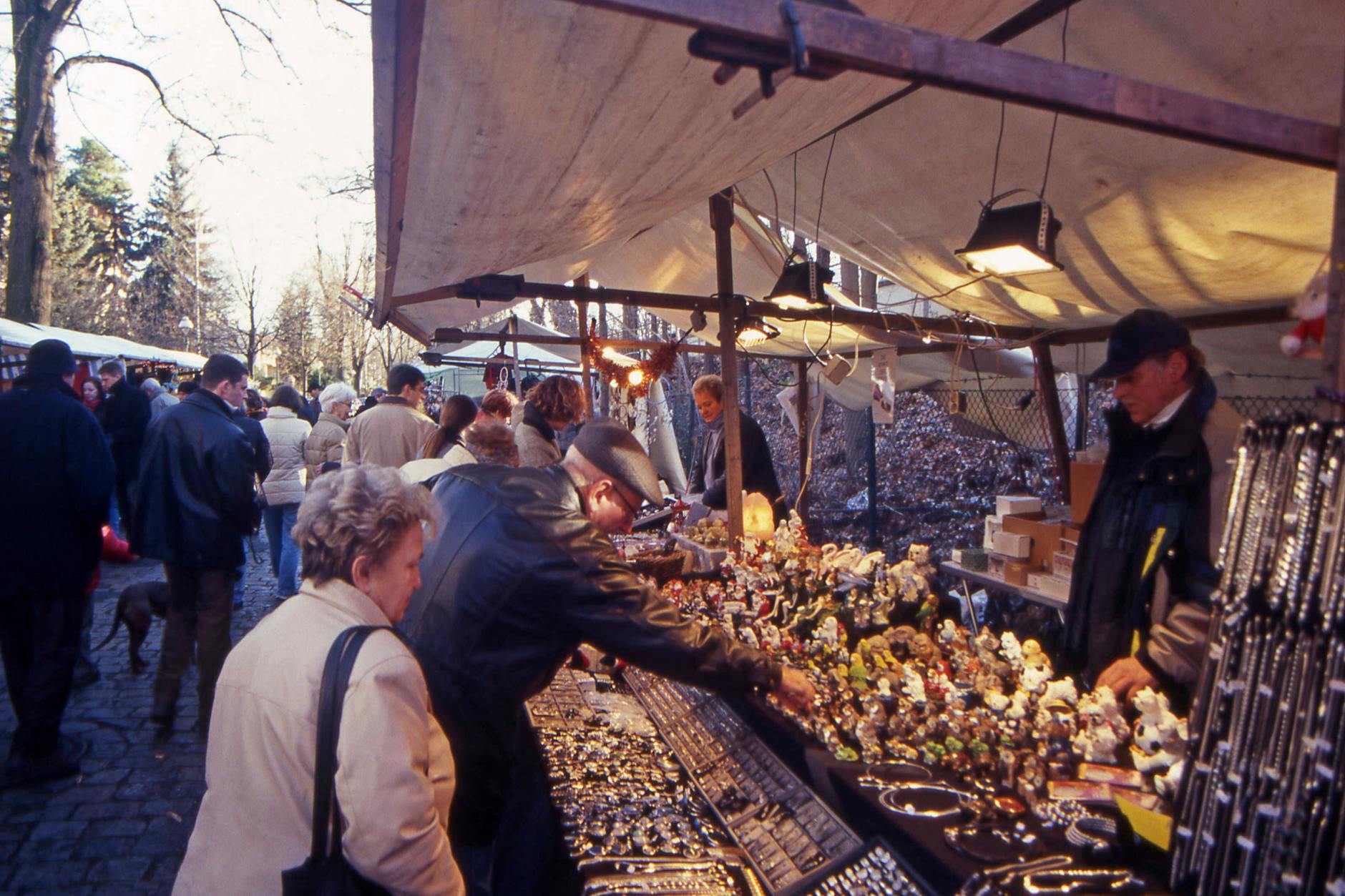 Wer noch ein Weihnachtsgeschenk sucht, wird dieses Wochenende vielleicht auf dem Mexikoplatz fündig.