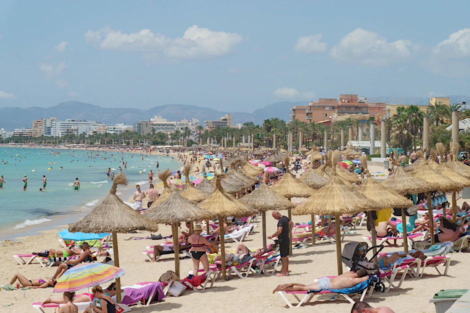 Teurer Spaß am Ballermann. Für Liegen, Schirme und Wassersport müssen Urlauber an der Playa de Palma 2026 deutlich mehr zahlen.