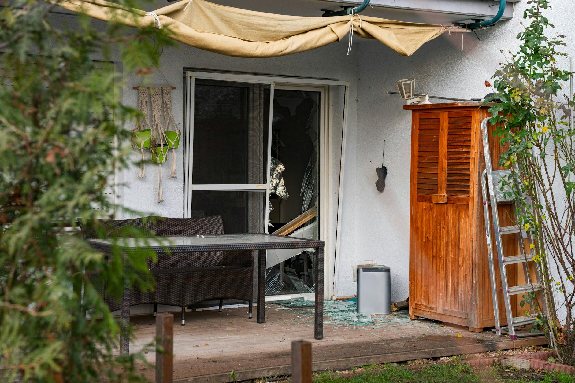 Eine Terrasse liegt voller Scherben: Die Auswirkungen einer kontrollierten Sprengung in Hanau waren heftiger als gedacht. Der Blindgänger war rund 250 Kilogramm schwer.