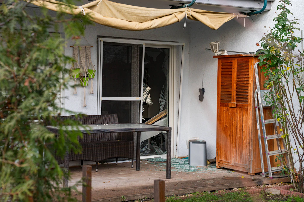 Eine Terrasse liegt voller Scherben: Die Auswirkungen einer kontrollierten Sprengung in Hanau waren heftiger als gedacht. Der Blindgänger war rund 250 Kilogramm schwer.
