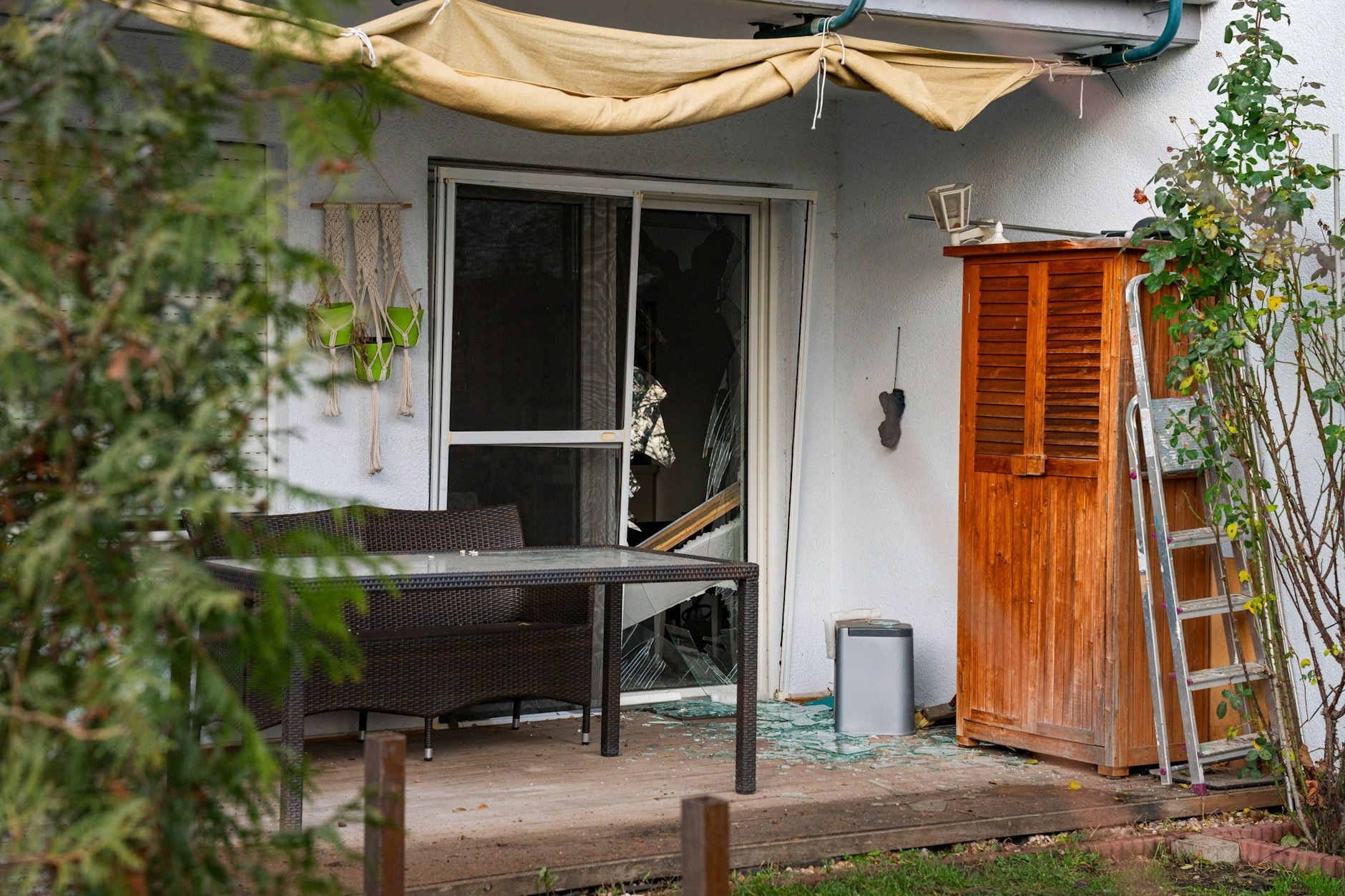 Eine Terrasse liegt voller Scherben: Die Auswirkungen einer kontrollierten Sprengung in Hanau waren heftiger als gedacht. Der Blindgänger war rund 250 Kilogramm schwer.