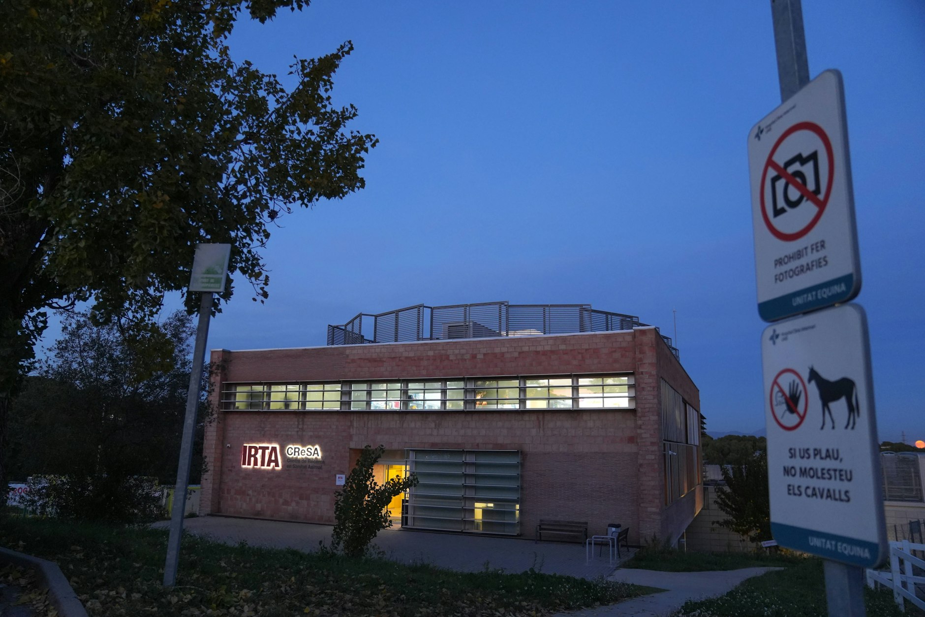 Außenansicht des Tierforschungslabors IRTA-CReSA in Cerdanyola del Vallès (Barcelona). Das Institut verfügt über Hochsicherheitslabore der Stufe BSL-3.