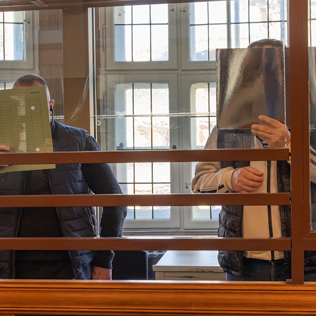 Kippen-Klau aus fahrenden Zügen: Knast für fünf Männer