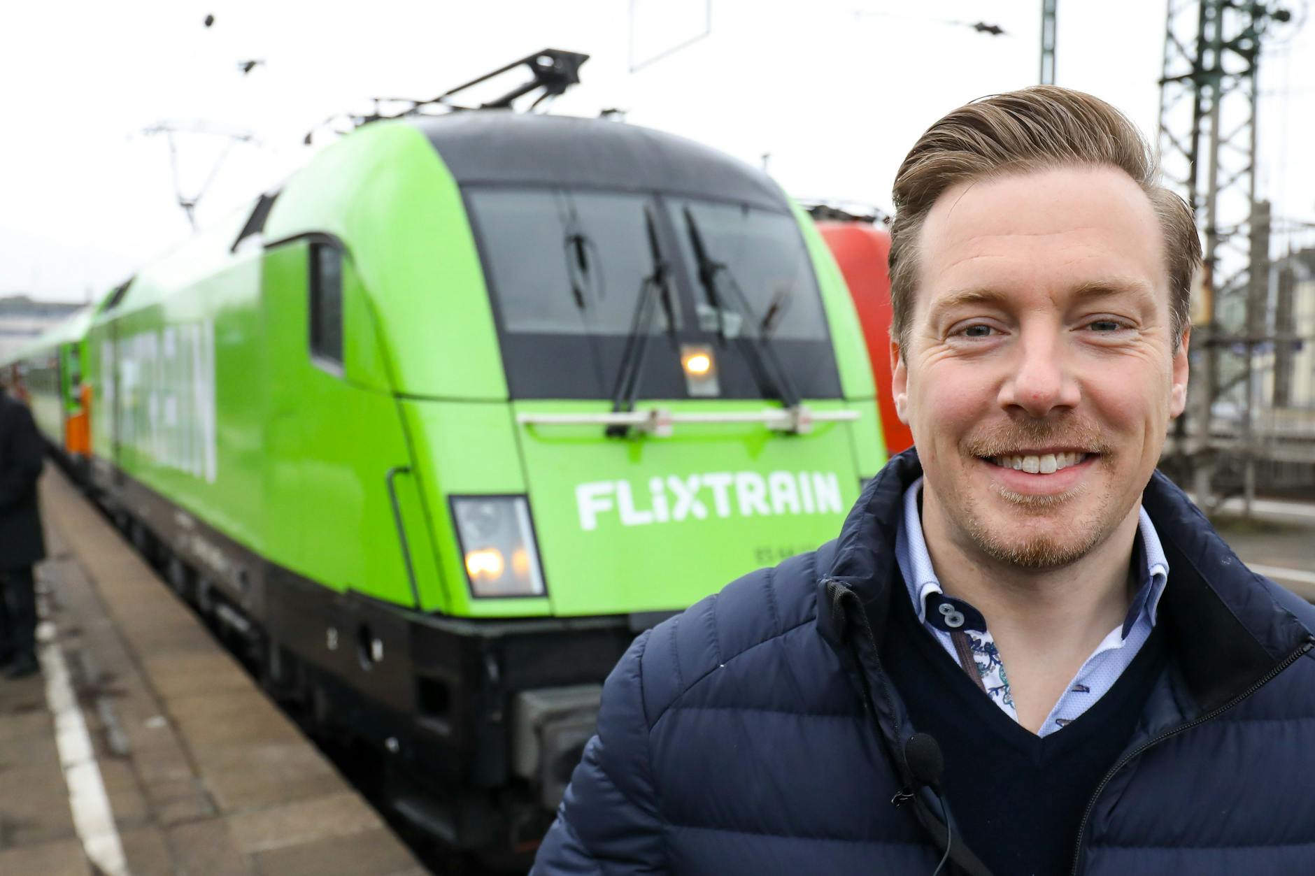 André Schwämmlein, Unternehmer und Gründer von Flixbus, steht auf dem Bahnhof Altona vor dem Flixtrain.