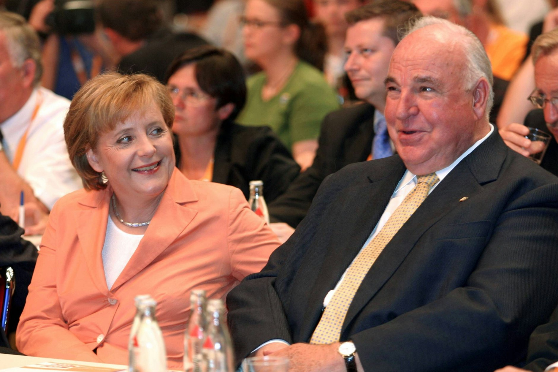 Angela Merkel und Helmut Kohl beim CDU-Parteitag 2005 in Dortmund.