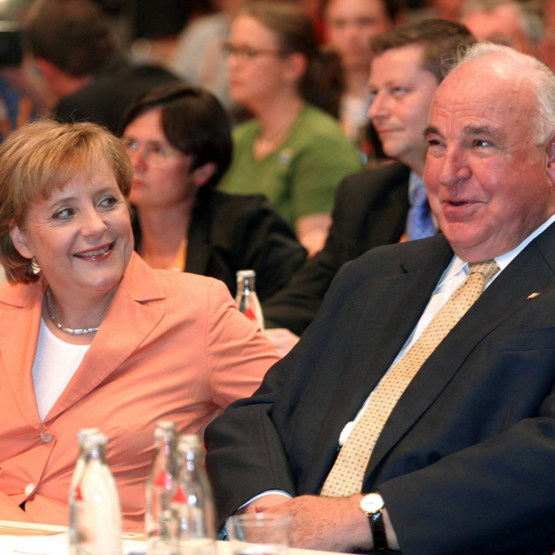 Image - „Bei der Stasi gelandet“ Merkel schockt mit Kohl-Vergleich