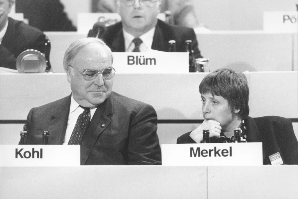 Helmut Kohl und seine Stellvertreterin Angela Merkel beim CDU-Parteitag 1991 in Dresden – ausgerechnet über ihn machte Merkel nun einen heiklen Stasi-Spruch.