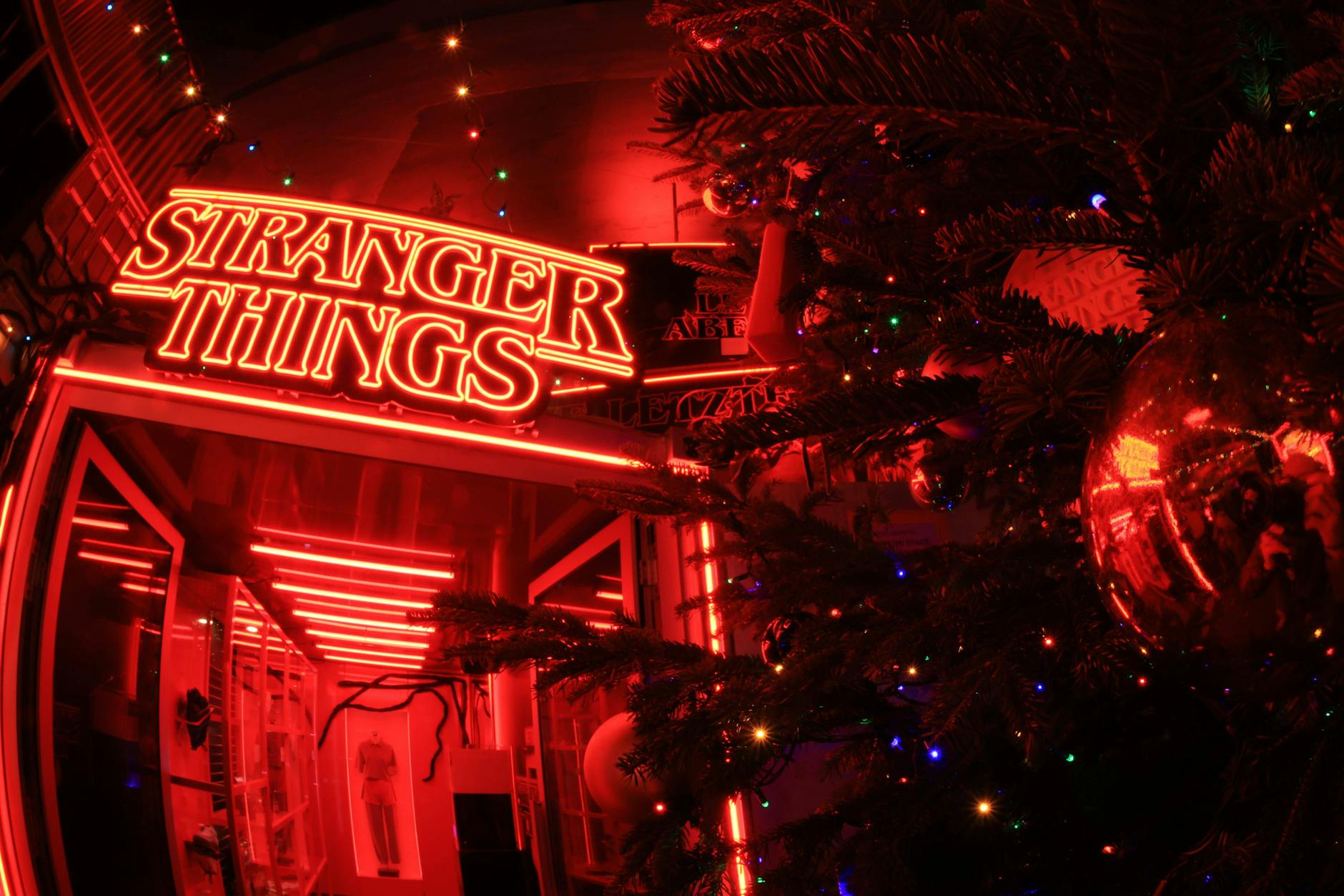 Der Hawkins Christmas Market zieht täglich Hunderte an – doch die limitierten Tassen sind bereits vergriffen.