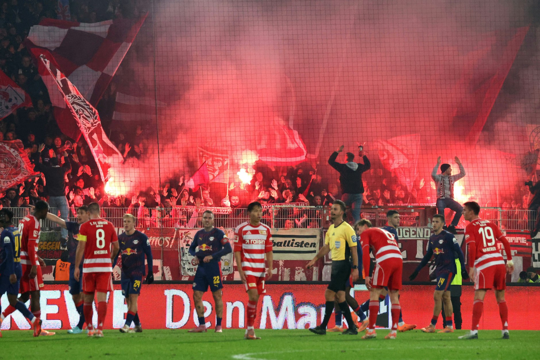 Wähend die Fans des 1. FC Union wie immer die ersten 15 Minuten gegen RB Leipzig schweigen, zündeln die Gästefans im Stadion An der Alten Försterei.