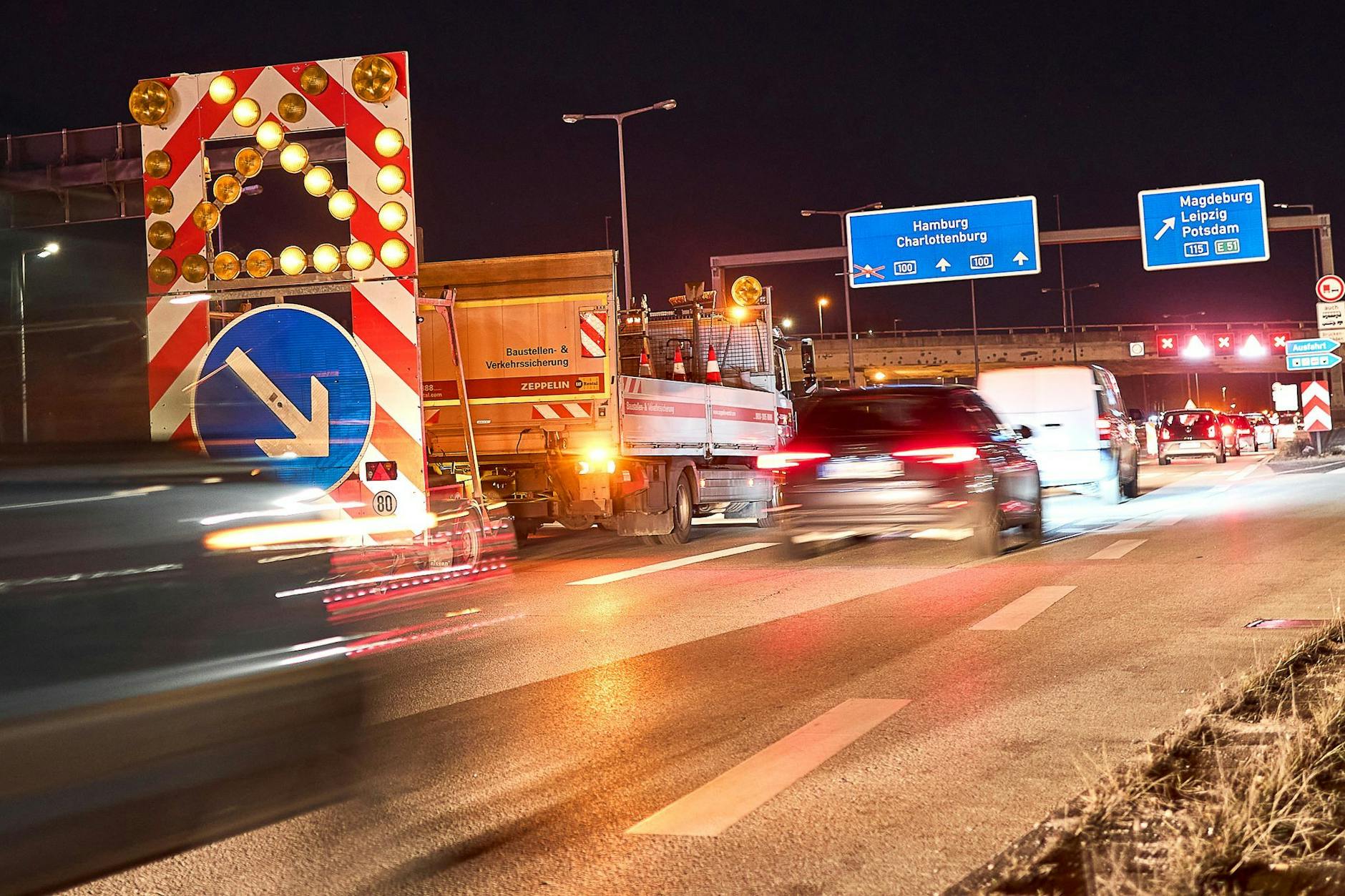 Achtung, Baustelle! In Charlottenburg leiten Verkehrszeichen Autofahrer auf der A100 in die richtigen Bahnen. Dort stehen umfangreiche Verkehrsprojekte an.
