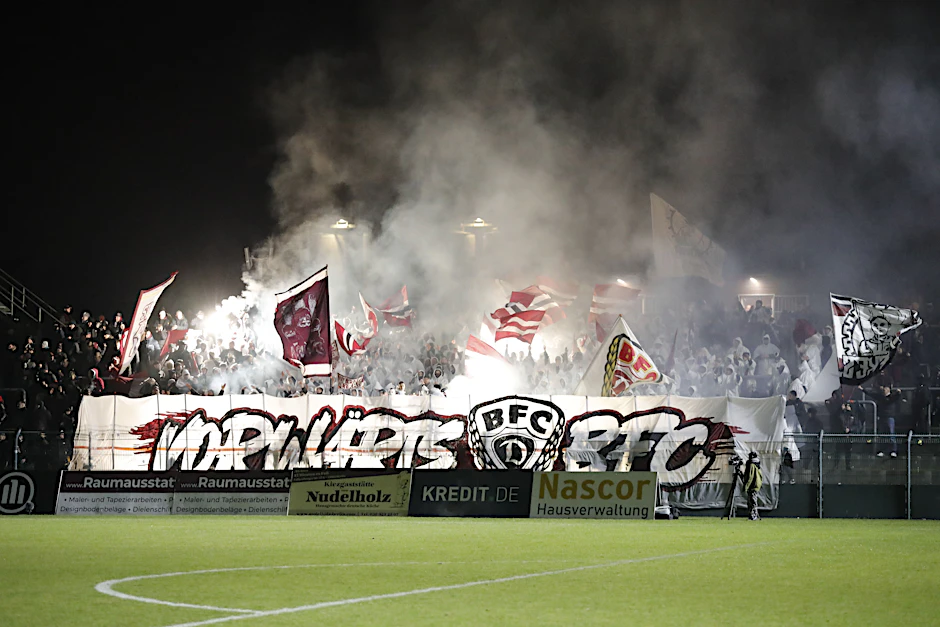 Dynamo-Fahnen in Rauch und Wind: Die Fans des BFC Dynamo lassen es vorm Spiel mit einer Pyro Show krachen. ,