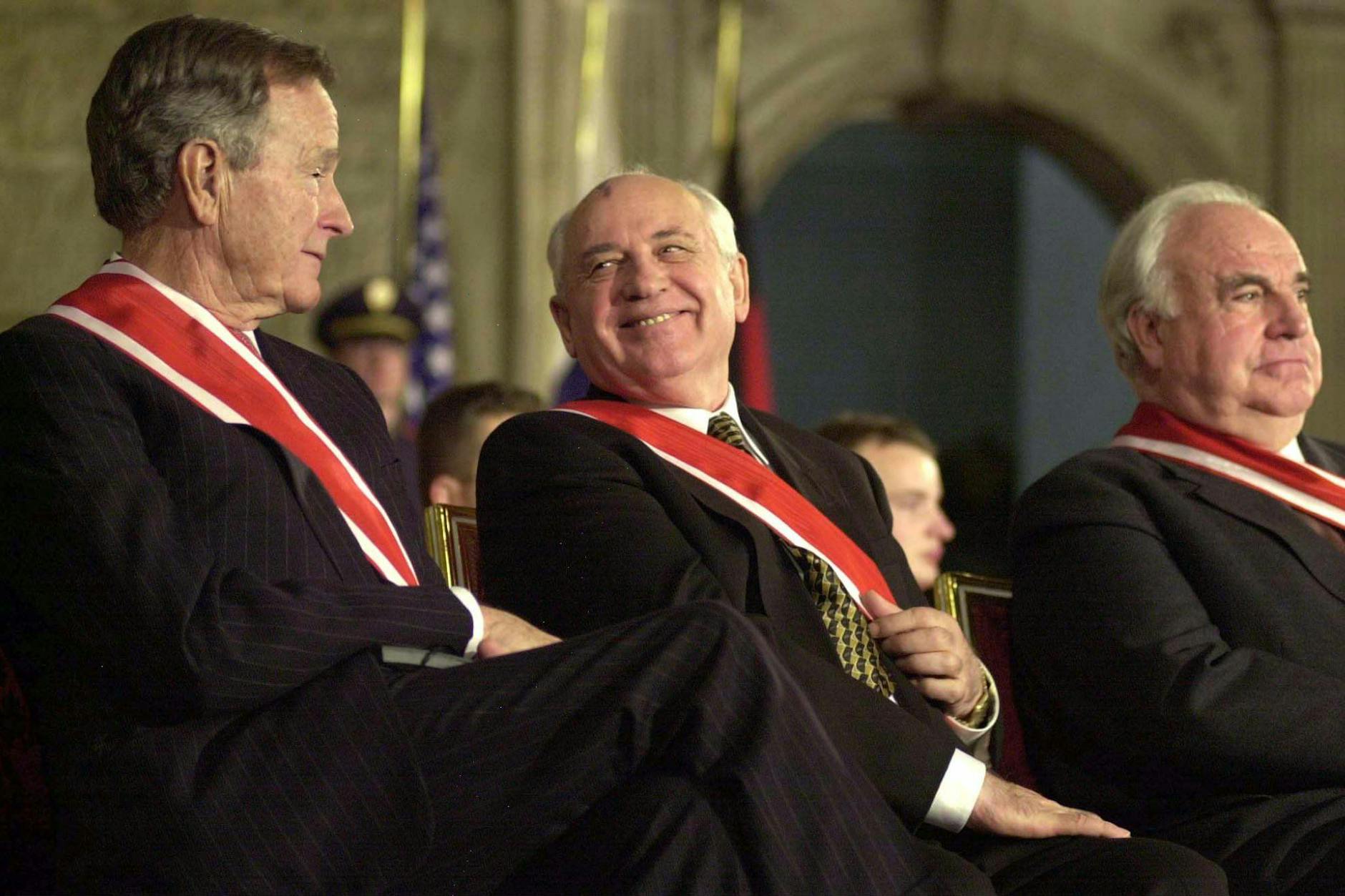 Der frühere US-Präsident George Bush (l-r), Michail Gorbatschow und der ehemalige Bundeskanzler Helmut Kohl sitzen bei der Verleihung des „Order of White Lio“ 1999 im Prager Schloss nebeneinander. (Archiv)