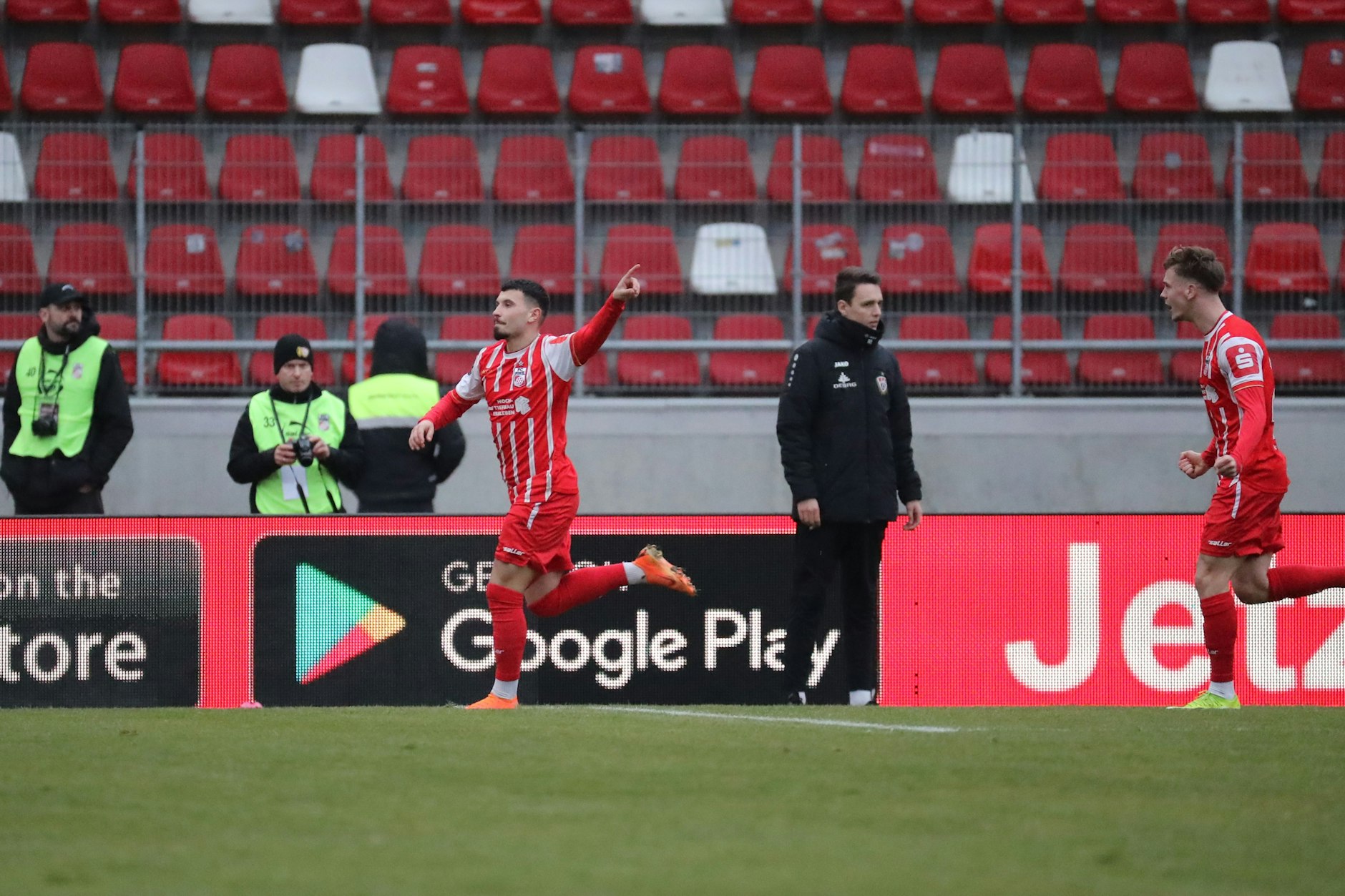 Erfurts Stürmer Stanislav Fehler jubelt über sein Tor zum 1:0. Die BFC-Abwehr hatte da einen Fehler gemacht.