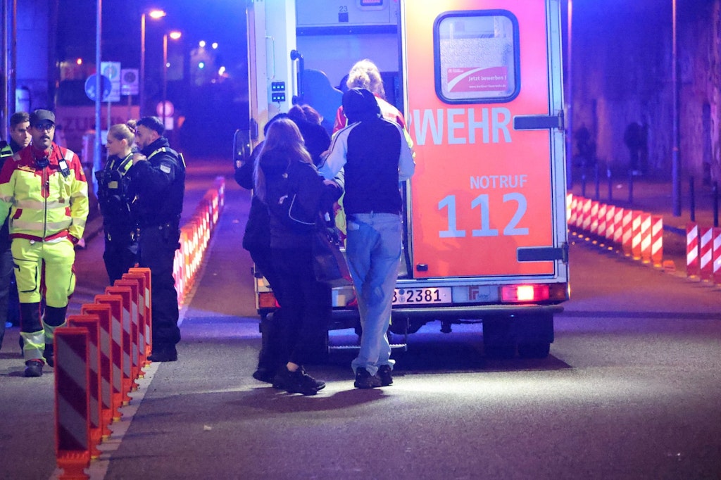 Schl-gerei-an-der-Warschauer-Br-cke-Vier-Verletzte-Gro-einsatz-