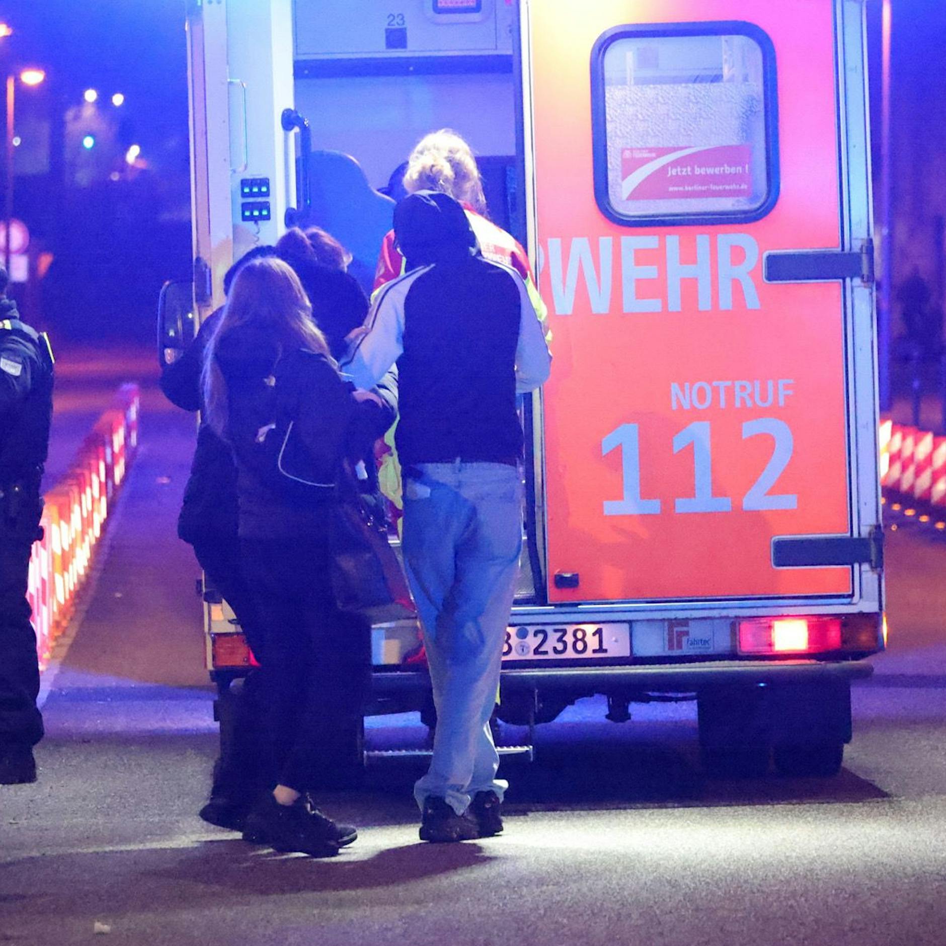 Schlägerei an der Warschauer Brücke: Vier Verletzte, Großeinsatz