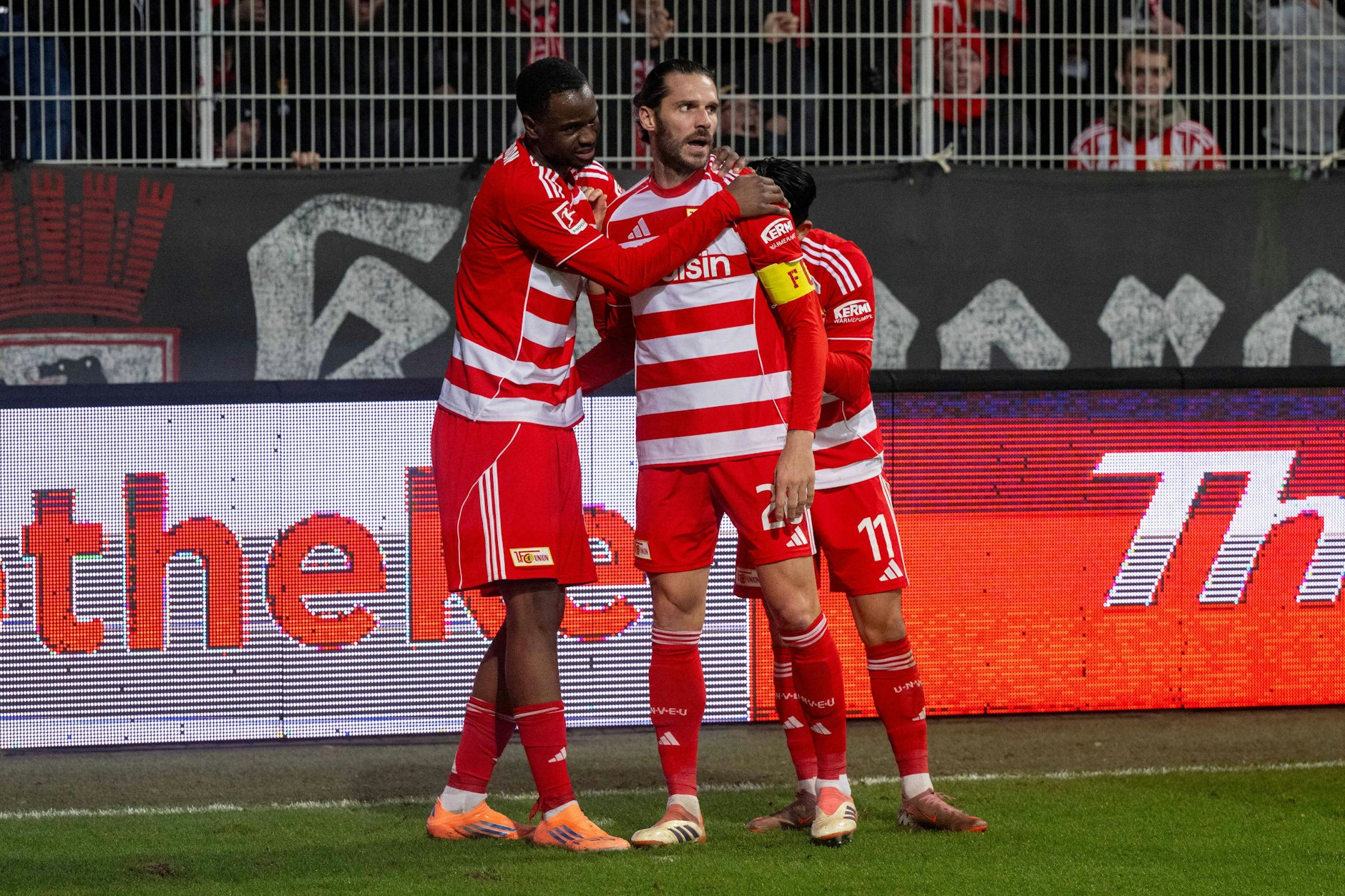 Ilyas Ansah bedankt sich bei Union-Kapitän Christopher Trimmel für dessen Vorlage zum 2:1 gegen RB Leipzig.