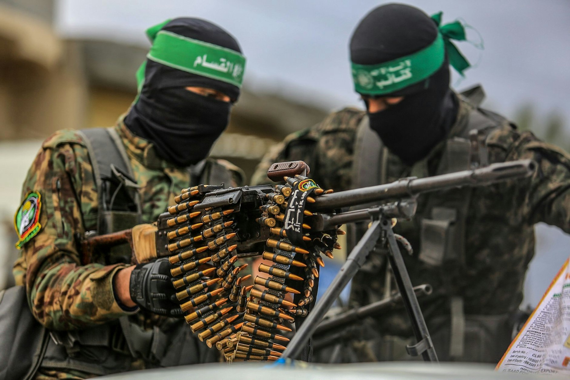 Vermummte Kämpfer der Kassam-Brigaden, des militärischen Flügels der islamistischen Terrororganisation Hamas, hantieren mit Waffen.