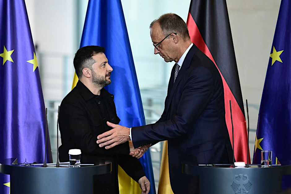 Wolodymyr Selenskyj (l.), Präsident der Ukraine und Bundeskanzler Friedrich Merz (CDU) beim Treffen am 13. August 2025.