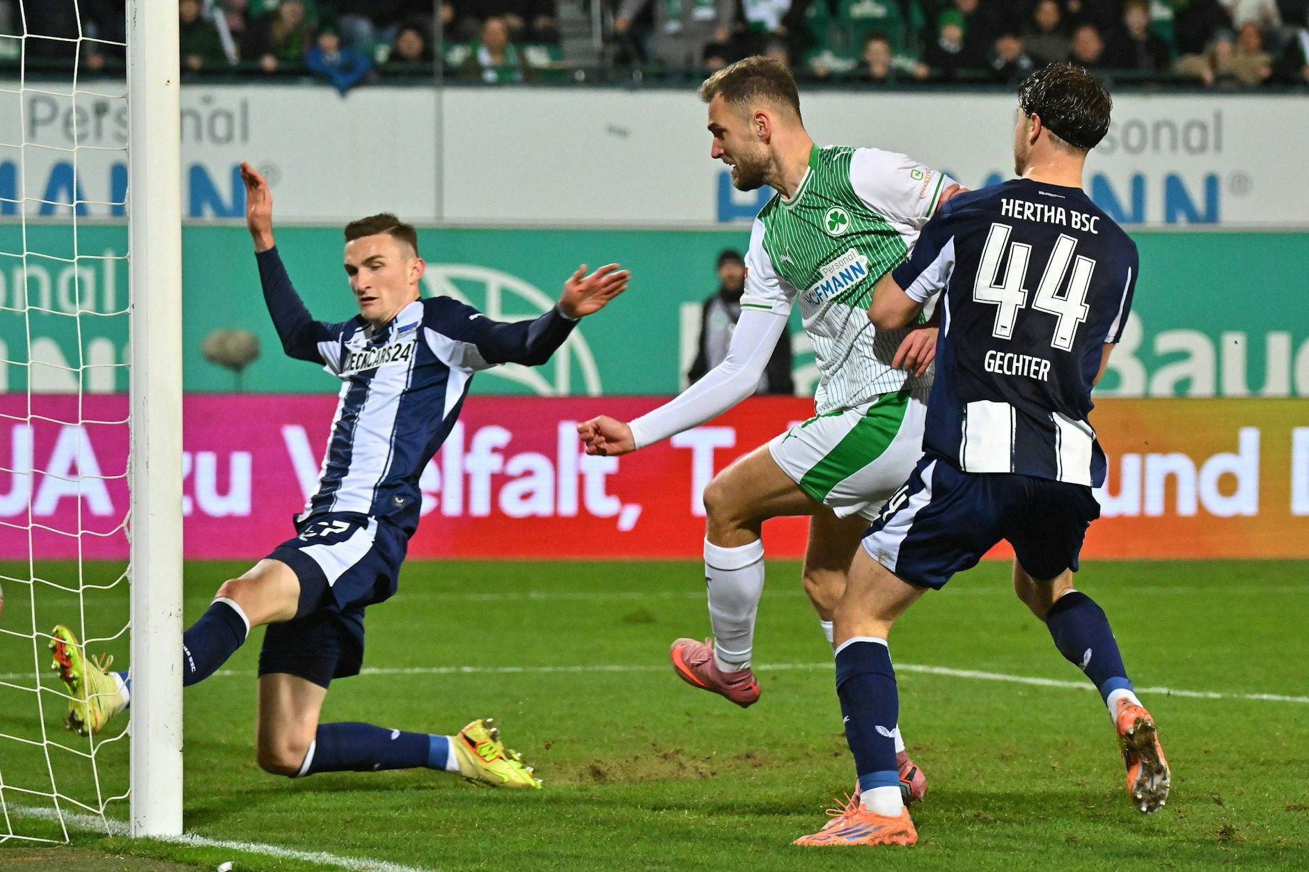 Fürths Dennis Srbeny trifft zum 3:3. Die Hertha-Verteidiger Niklas Kolbe und Linus Gechter kamen nicht an Sbreny ran. Vorher hatte Paul Seguin einen Fehlpass gemacht.