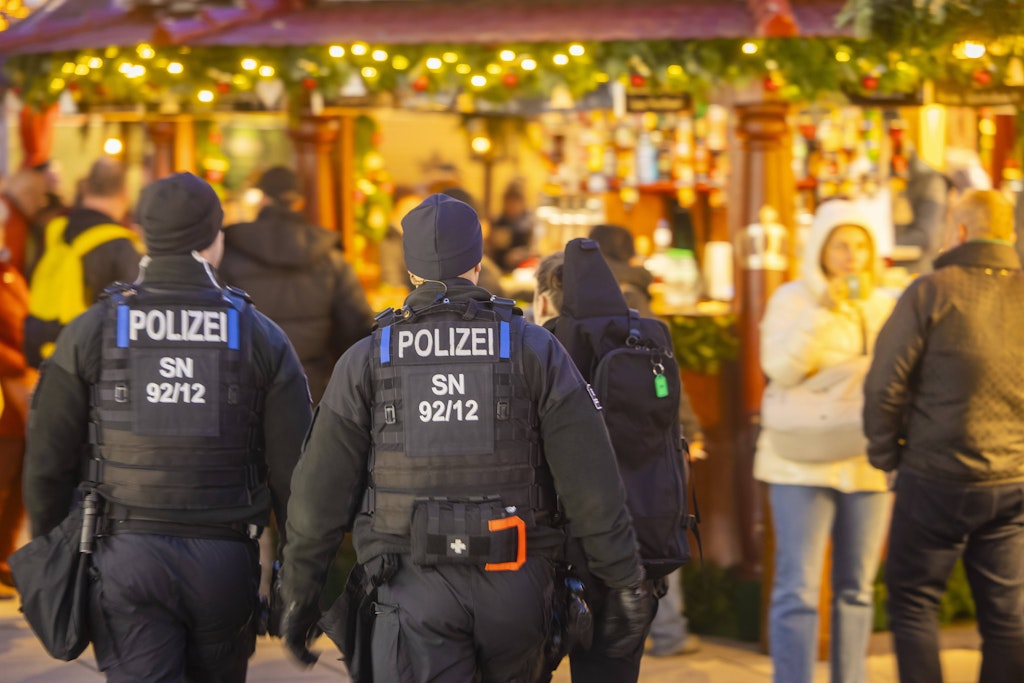 Mann-mit-Waffe-gemeldet-Polizei-r-umt-Weihnachtsmarkt-