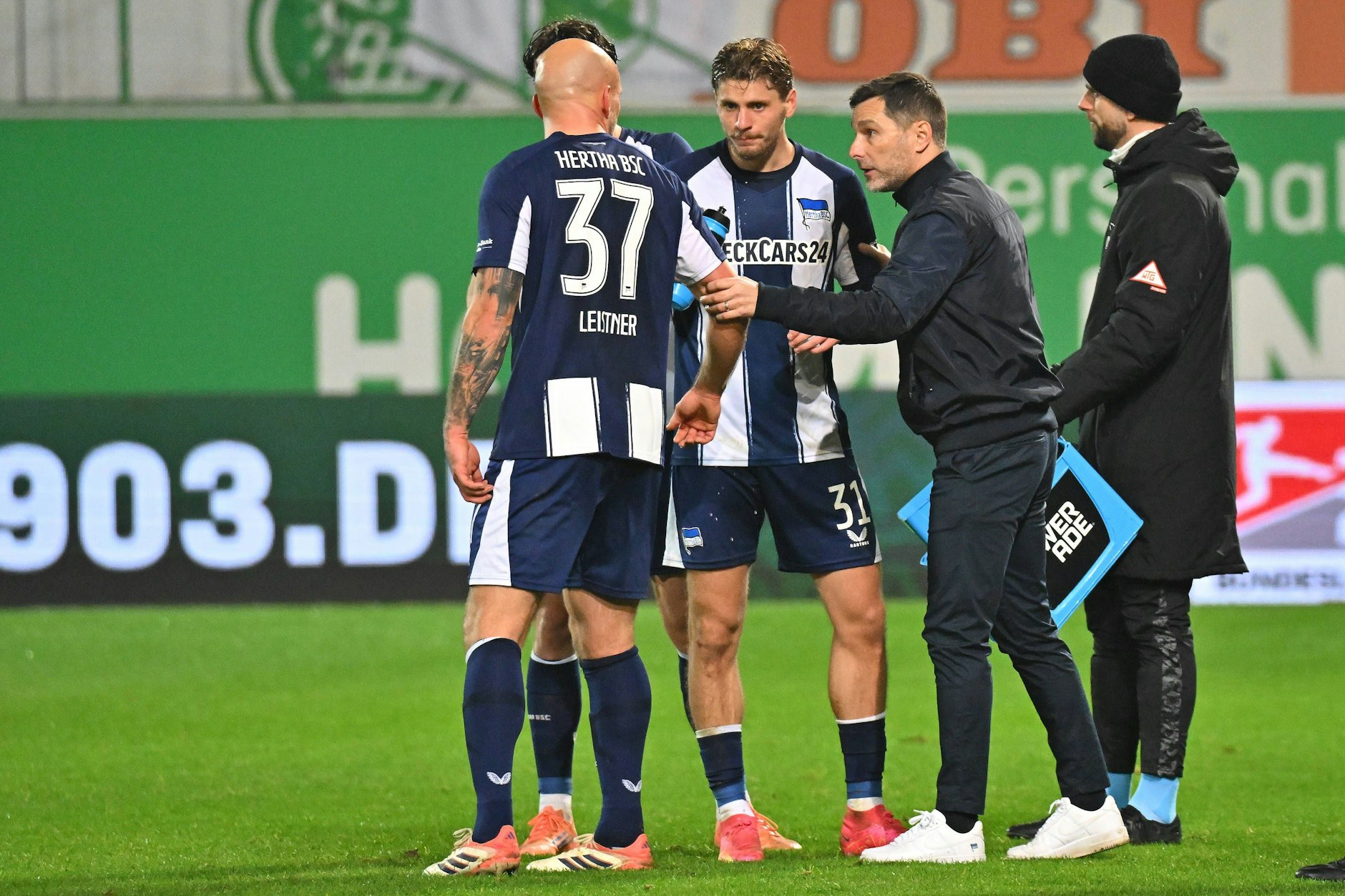 Hertha-Trainer Stefan Leitl packt sich nach dem 3:3 in Fürth seine Spieler.