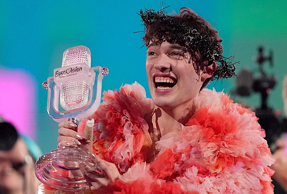 Mai 2024: Nemo aus der Schweiz feiert nach seinem Sieg im großen Finale des Eurovision Song Contest.