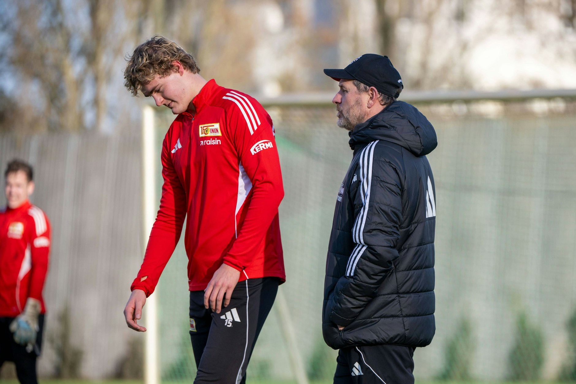 Trainer Steffen Baumgart und Verteidiger Tom Rothe tauschten sich nach dem Sieg gegen RB Leipzig kurz in den Katakomben in der Alten Försterei aus.