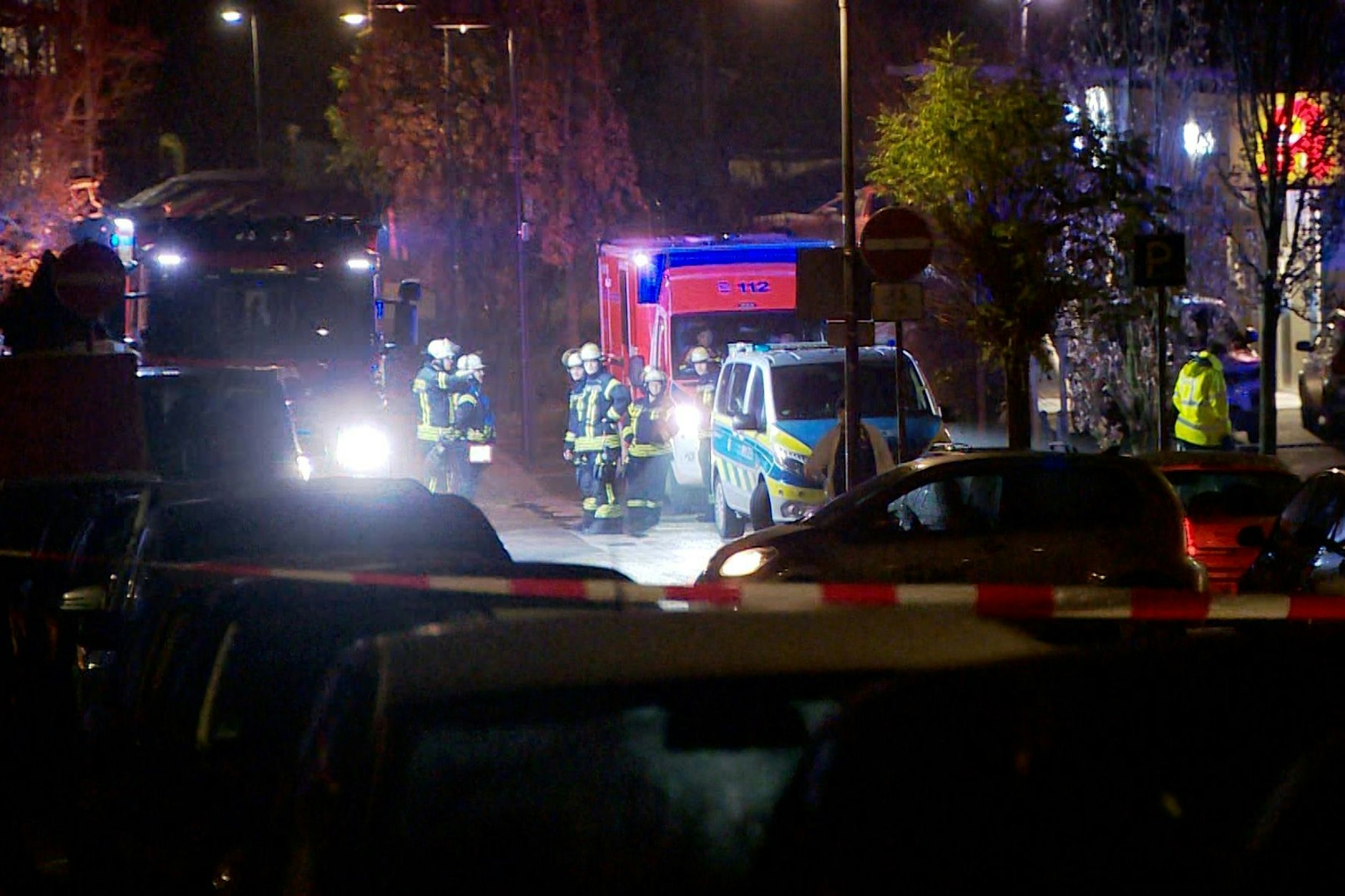 Die Polizei ist im Großeinsatz in der Wohnsiedlung.