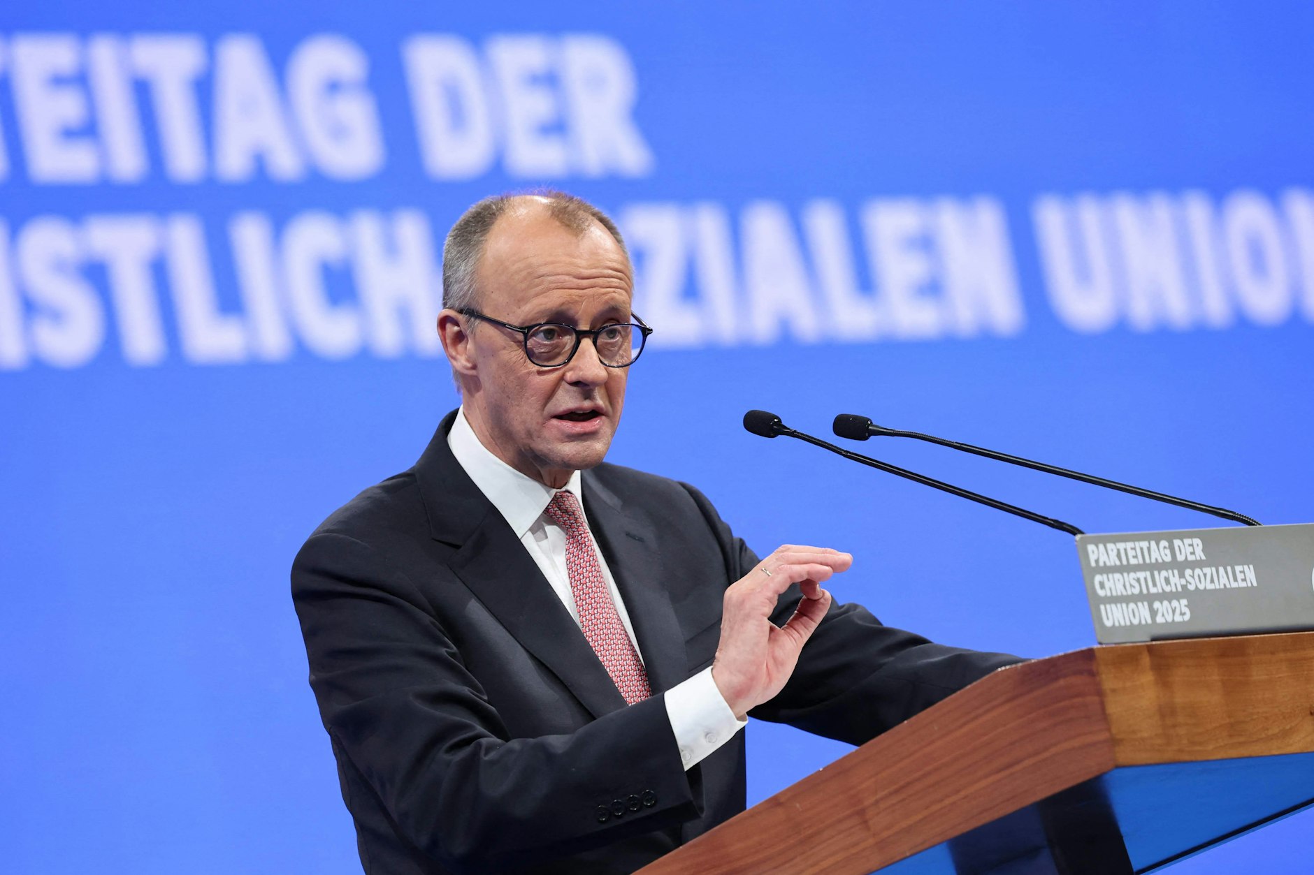 Bundeskanzler Friedrich Merz hält auf dem CSU-Parteitag eine Rede.