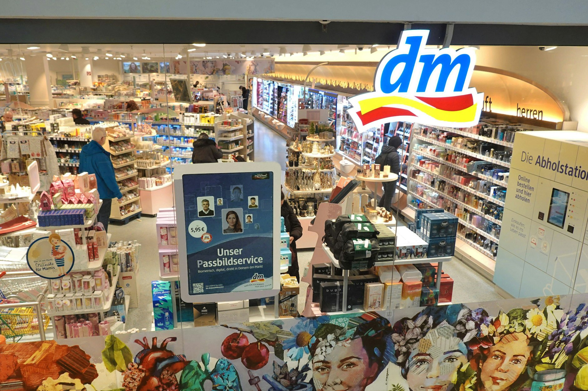 Der Arzneimittel-Markt verspricht Milliardenumsätze, davon will dm ein Stück vom Kuchen abhaben.