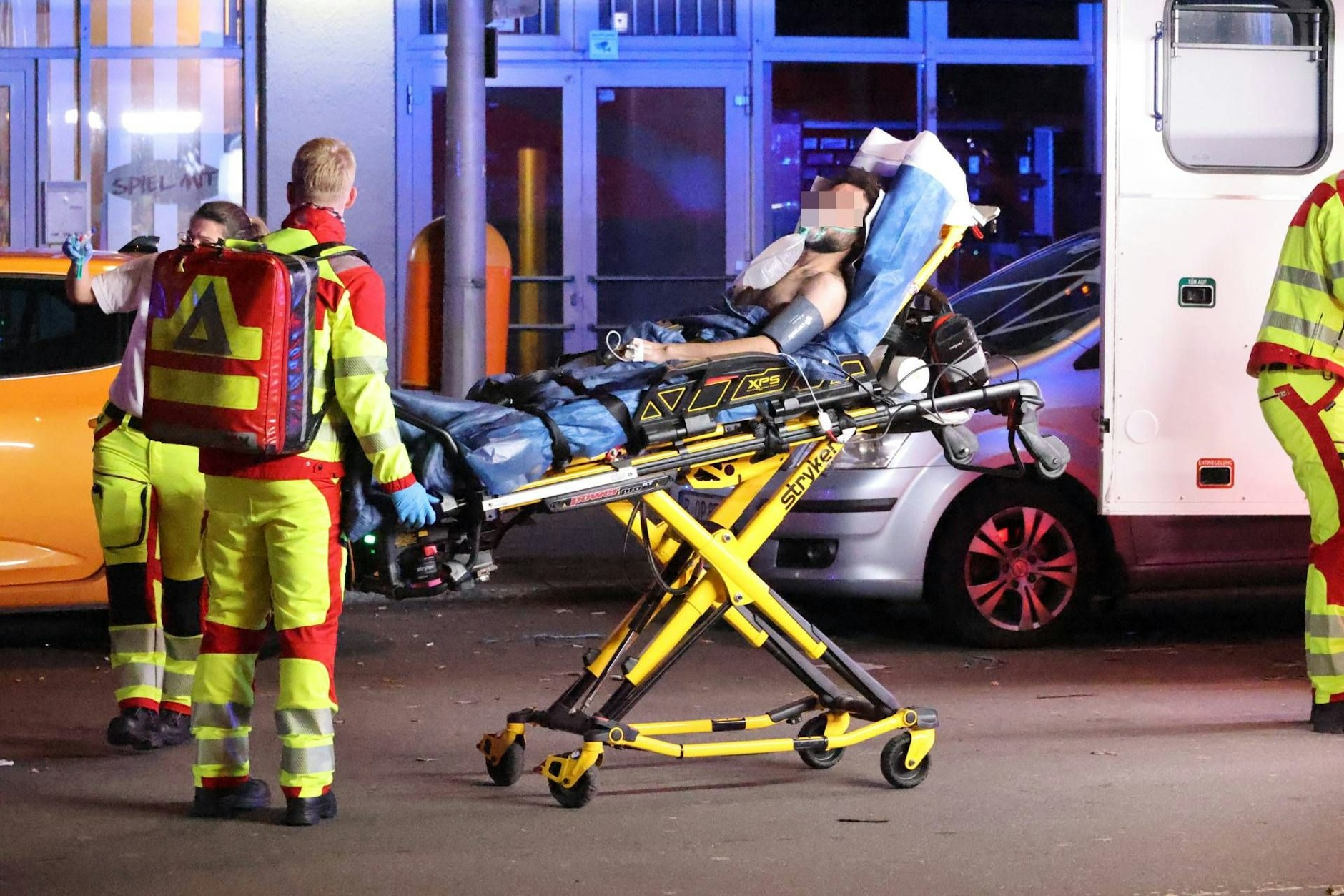 Ein Bewohner wurde nach der Rettung notärztlich versorgt.