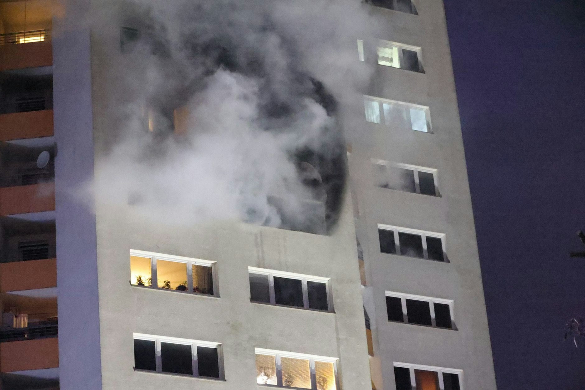 Am 14. Dezember hatte es schon einmal in einem Hochhaus an der Obstallee in Spandau gebrannt. Zwei Bewohner flüchteten vor den Flammen auf den Balkon.