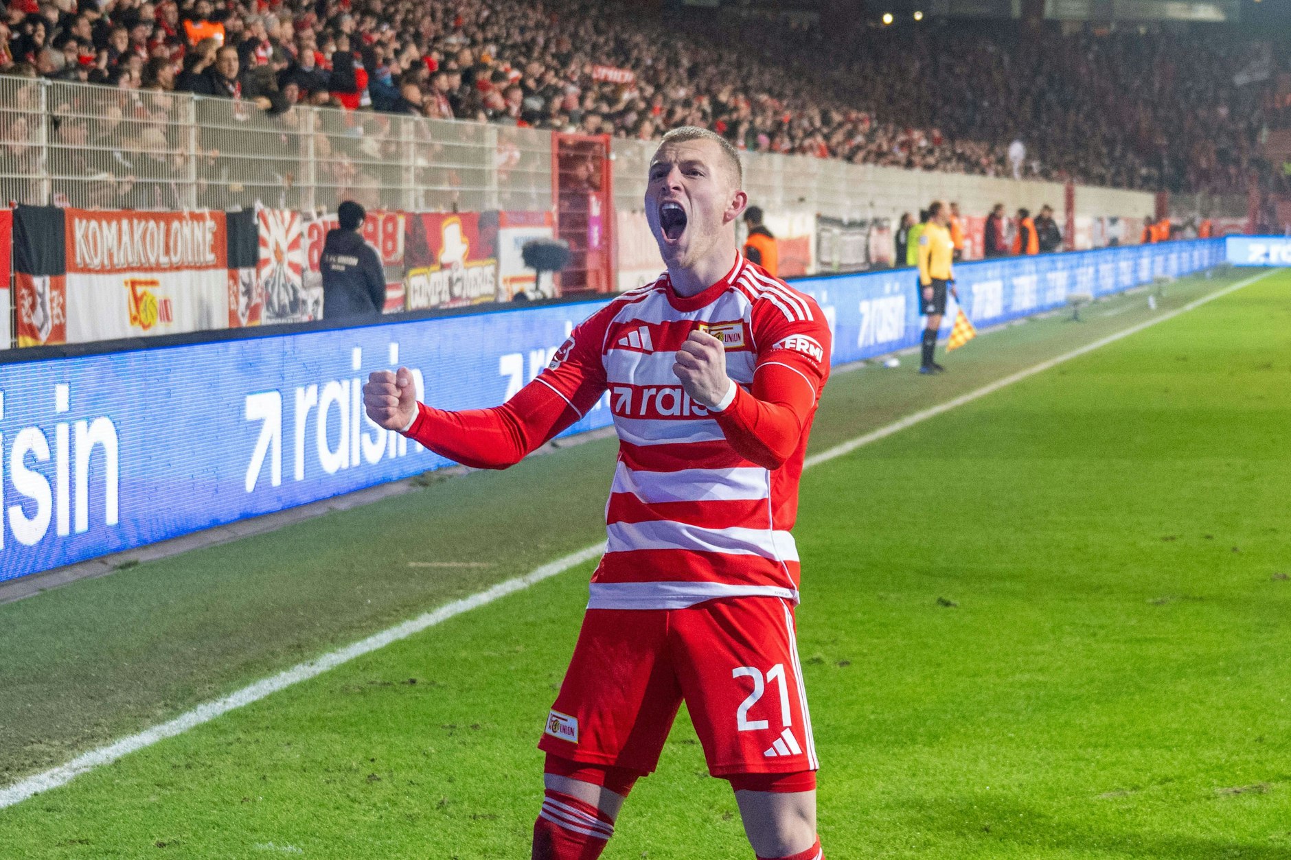 Emotionen pur: Tim Skarke jubelt mit den Fans des 1. FC Union Berlin über sein erstes Pflichtspieltor für die Köpenicker.