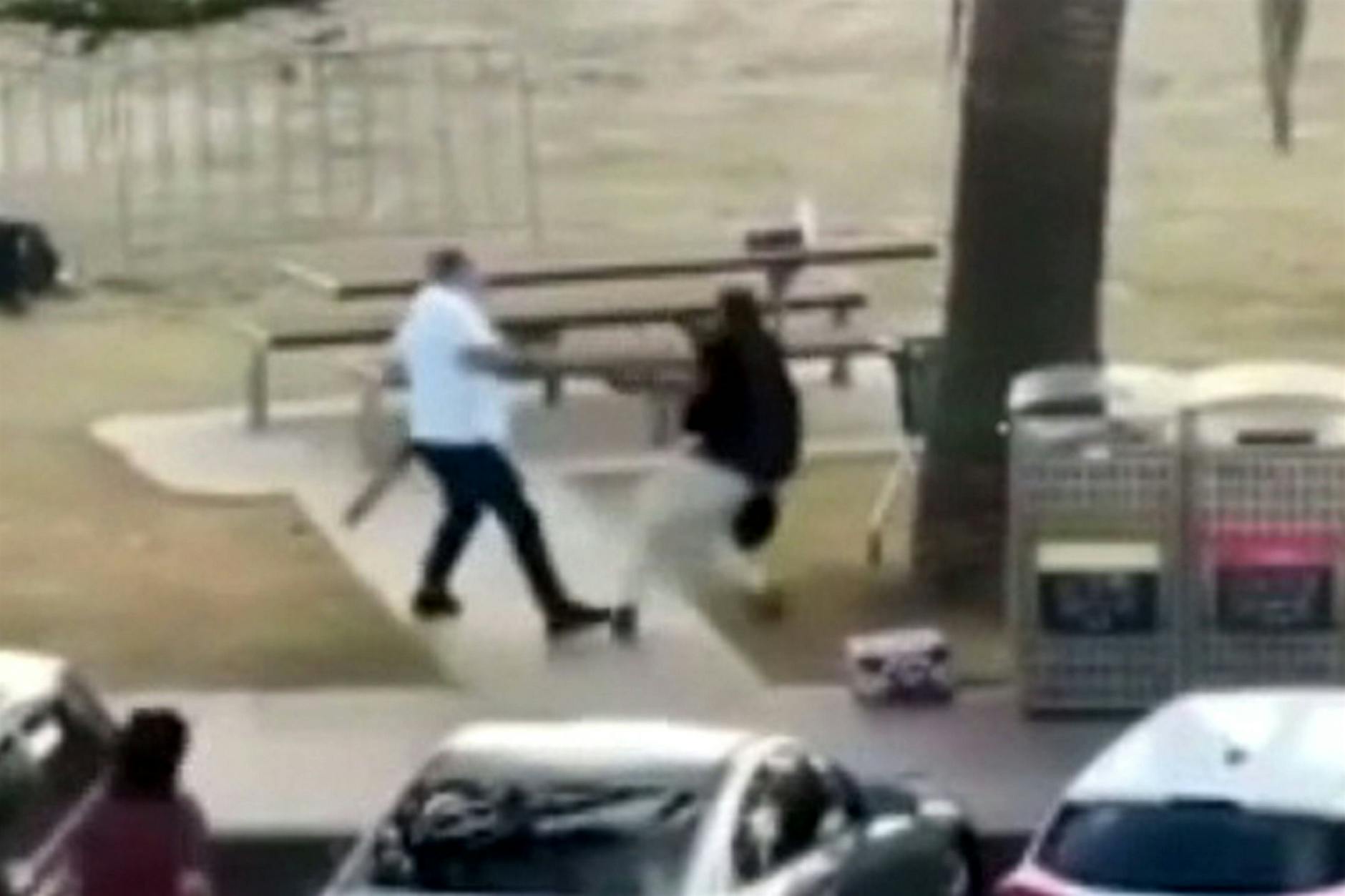 „Held von Sydney“ im Video: Mann reißt Terrorist die Waffe aus der Hand