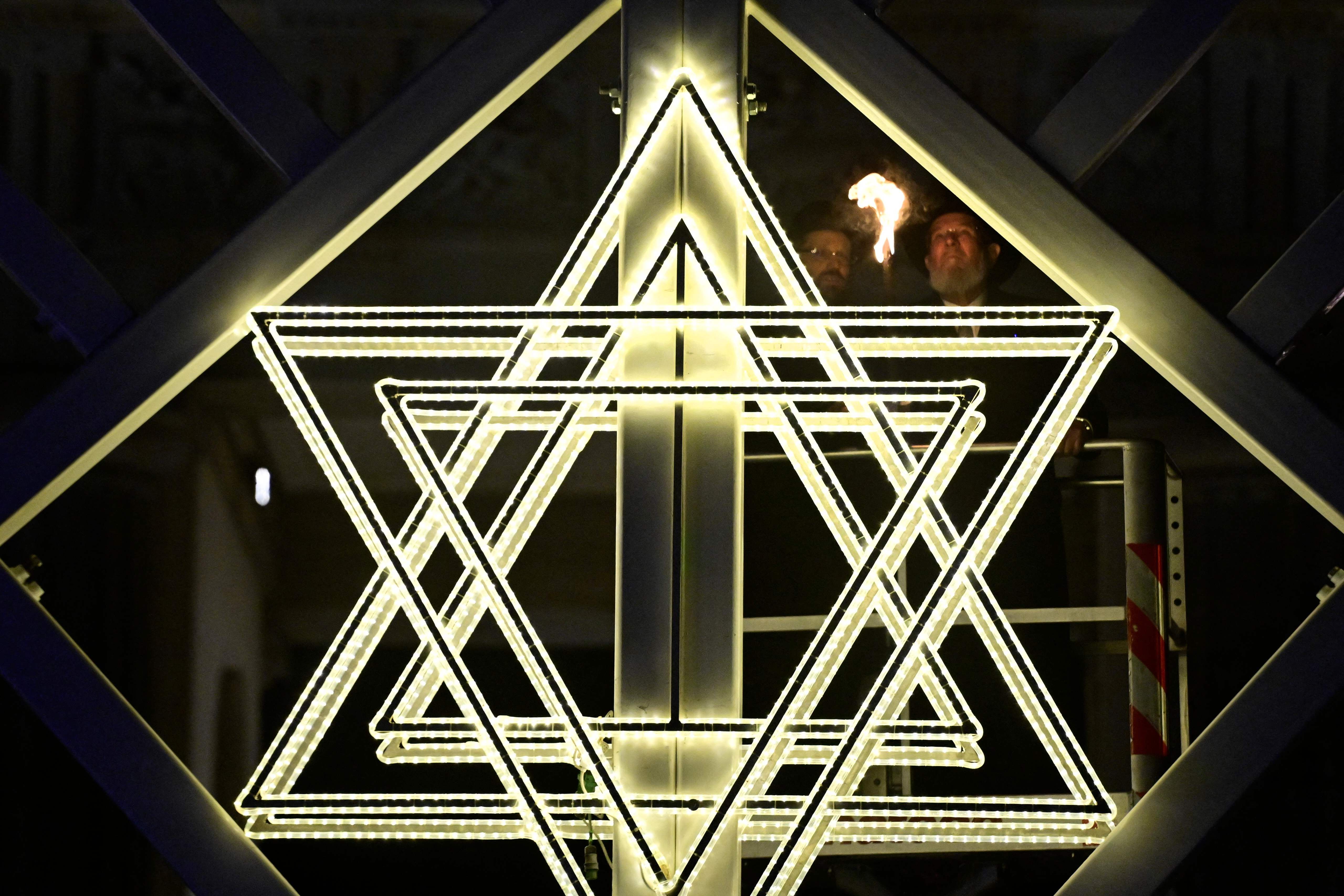 Chanukka in Berlin: Als der Rabbi über seinen erschossenen Freund in Sydney spricht, bricht ihm die Stimme