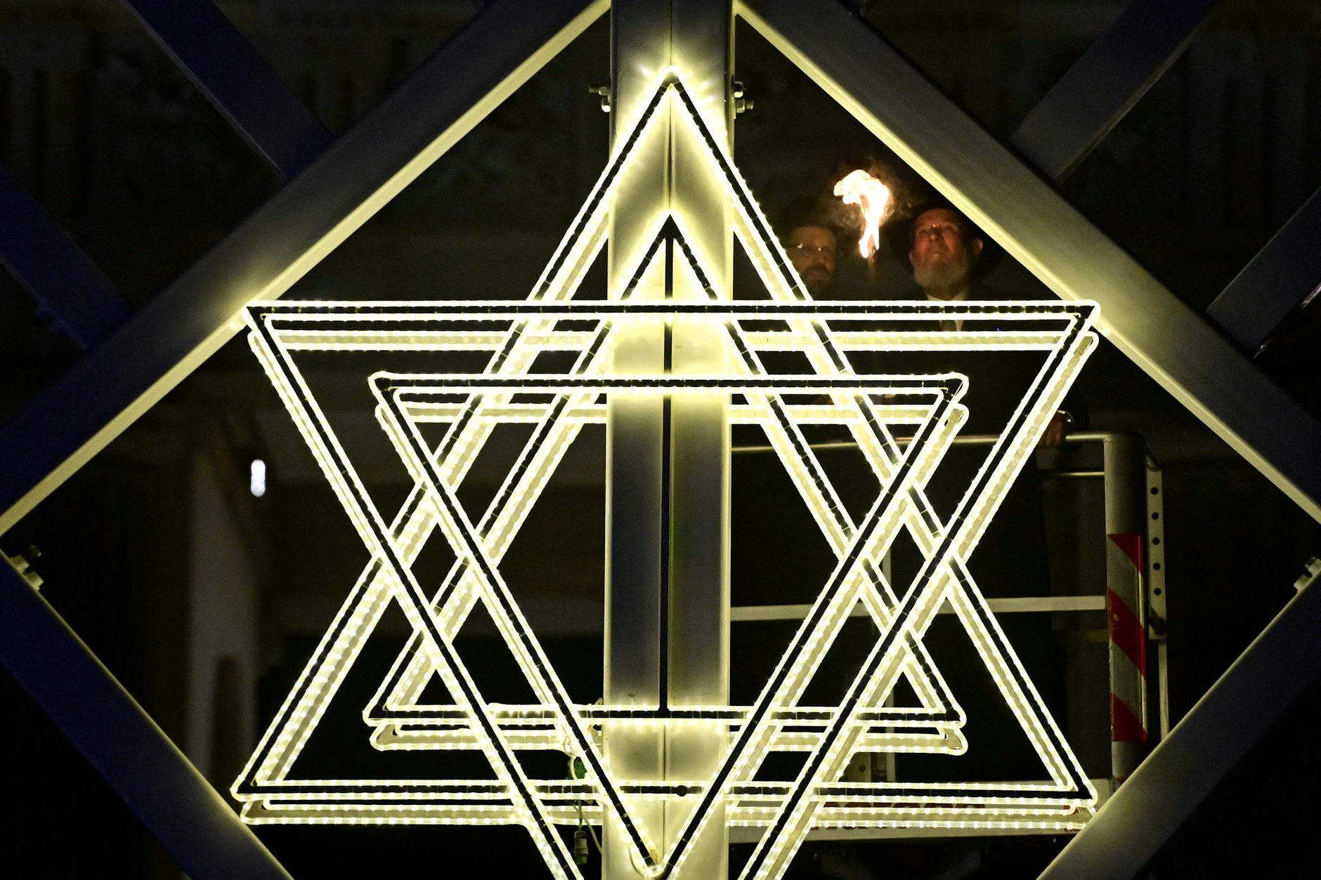 Rabbiner Yehuda Teichtal (L) und der aschkenasische Oberrabbiner Kalman Meir Ber hinter einem gigantischen Davidstern am Brandenburger Tor