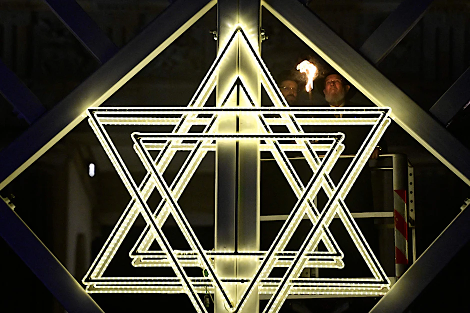 Chanukka in Berlin: Als der Rabbi über seinen erschossenen Freund in Sydney spricht, bricht ihm die Stimme