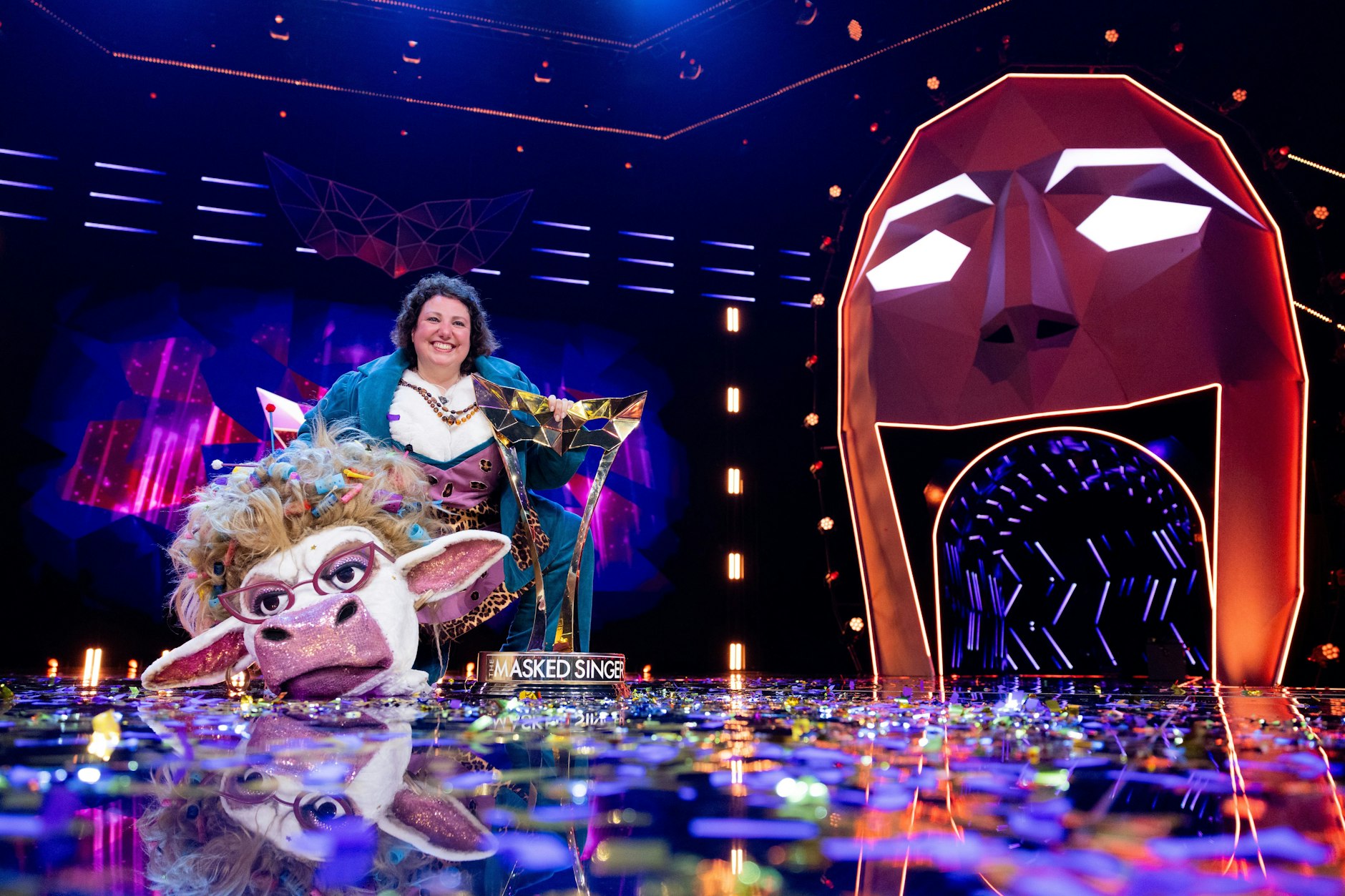 Komikerin Meltem Kaptan steht als enttarnte Figur „Muuhnika“ im Finale der ProSieben-Show „The Masked Singer“ auf der Bühne.