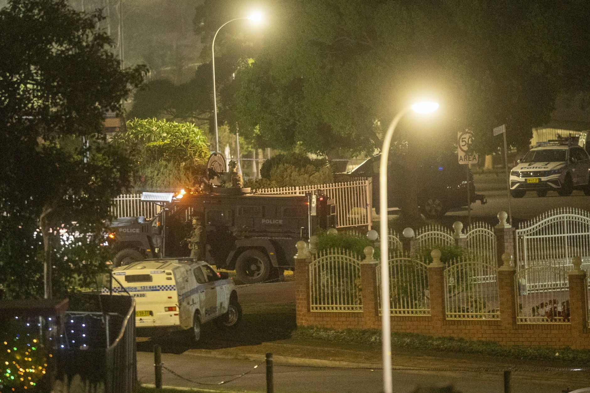 Die Polizei durchsucht am Sonntag ein Wohnhaus eines Verdächtigen im Vorort von Sydney Bonnyrigg.