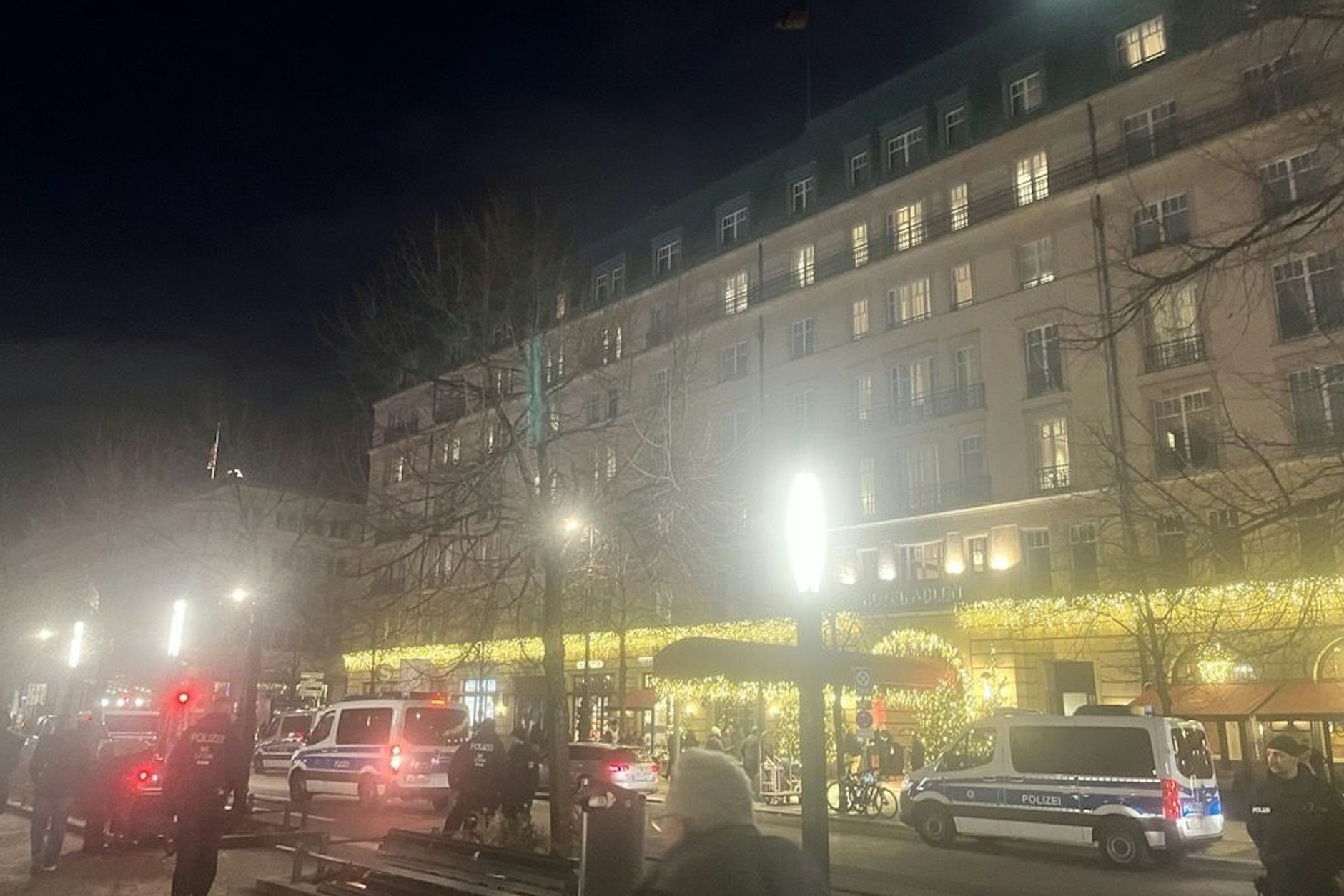 Berliner Polizei vor dem Hotel Adlon am Brandenburger Tor. Hier ist US-Delegation untergekommen.