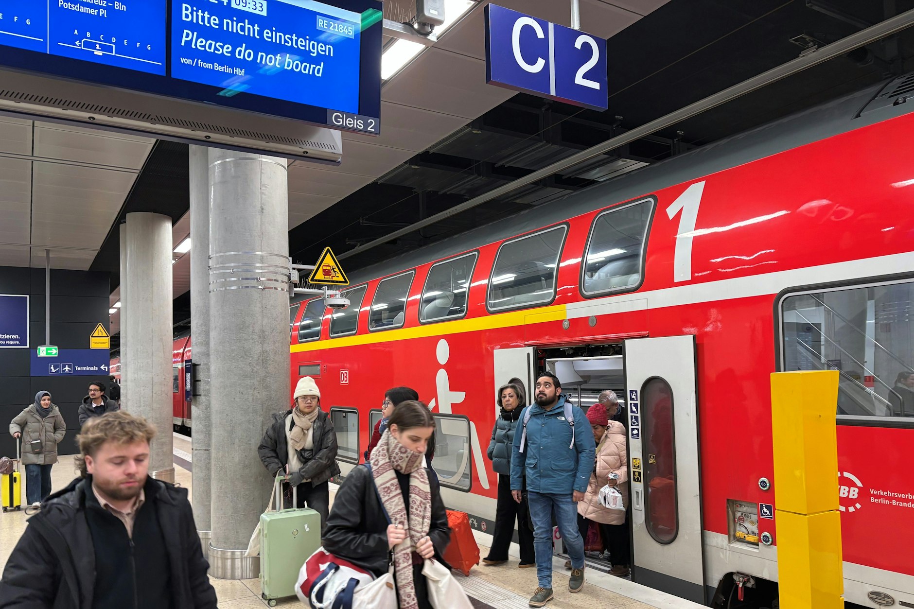 Bahnhof Flughafen BER: Ein Flughafen-Express aus Berlin trifft verspätet ein. Am ersten Betriebstag der neu gebauten Dresdner Bahn gab es Verzögerungen.