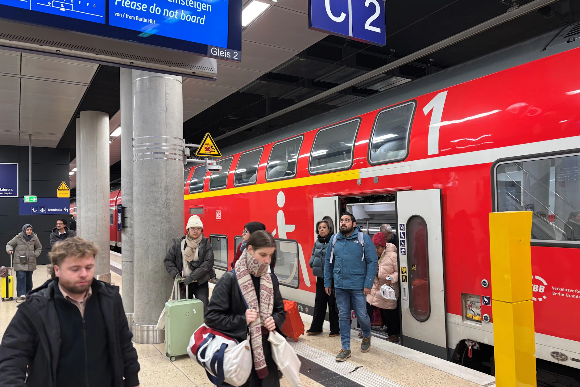 Bahnhof Flughafen BER: Ein Flughafen-Express aus Berlin trifft verspätet ein. Künftig gibt es wieder eine direkte Verbindung mit Regionalzügen zum Bahnhof Gesundbrunnen.