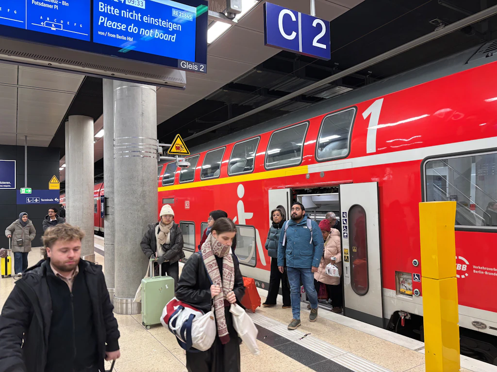 Holpriger Start für den Flughafen-Express: Neue Strecke zum BER startet mit Verspätungen